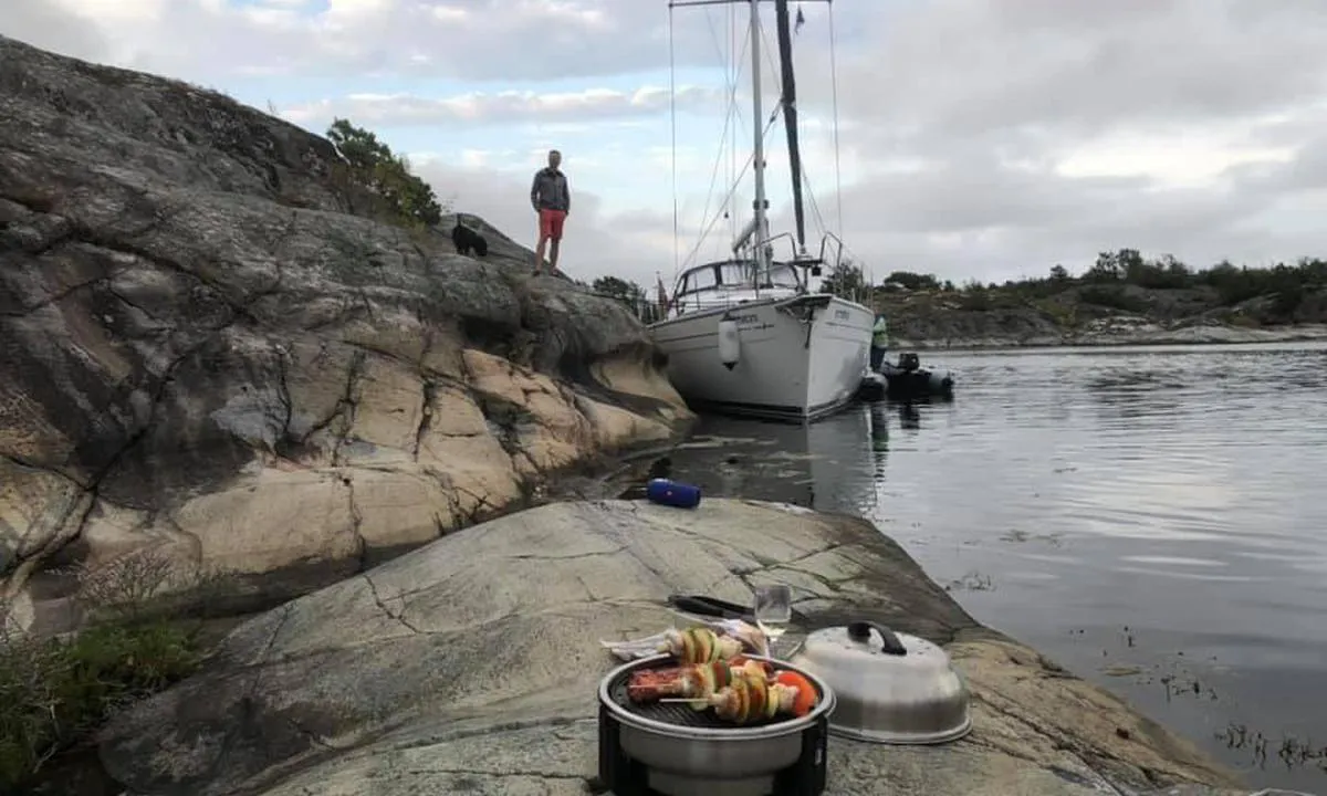 Burøy: Ligger inntil fjellet i kilen før Kaninholmen. God dybde om man ikke drar seg for langt inn.