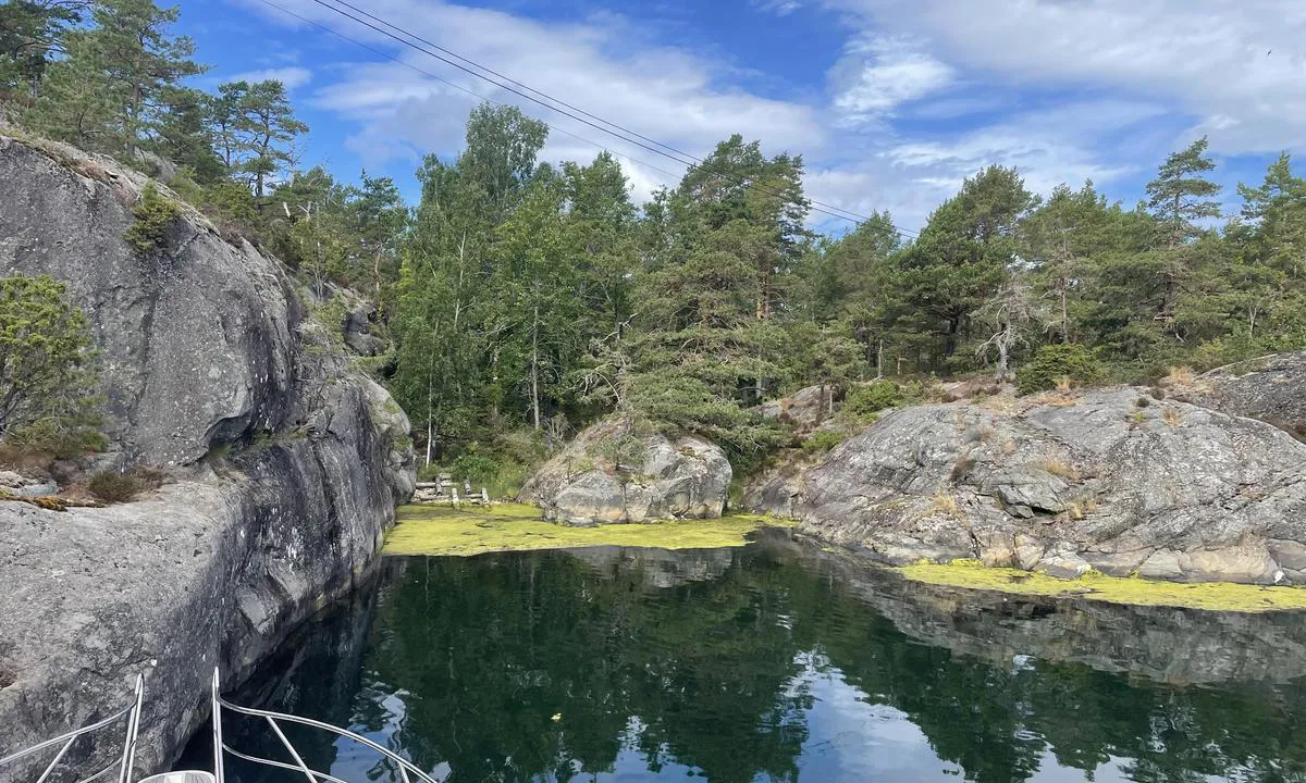 Burøy: Er et tau oppe på berget som man kan fortøye i nærmest vår båt på bilde. Usikker på fortøyning innover.En bolt på holmen midt på bilder.