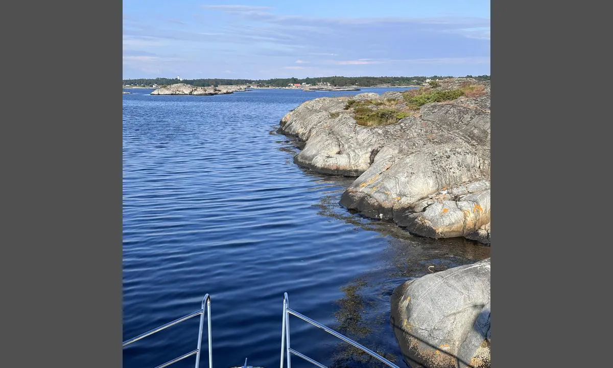 Buskholmane - Telemark: {"base": "no", "no": "Her retning \u00f8st med Jomfruland i bakgrunnen. Flere kroker i fjellet men kanskje litt mer utfordrende for langside. Veldig dypt i sundet s\u00e5 ma ha ut mye tau/kjetting ved baugfeste til fjellet.", "se": "H\u00e4r riktning \u00f6st med Jomfruland i bakgrunden. Flera krokar i berget men kanske lite mer utmanande f\u00f6r l\u00e5ngsida. V\u00e4ldigt djupt i sundet s\u00e5 man m\u00e5ste ha ut mycket t\u00e5g/k\u00e4tting vid bogf\u00e4ste till berget.", "en": "Here, direction east with Jomfruland in the background. Several hooks in the rock but perhaps a bit more challenging for side berthing. Very deep in the strait so you need to put out a lot of rope/chain when securing the bow to the rock.", "da": "Her retning \u00f8st med Jomfruland i baggrunden. Flere kroge i fjeldet men m\u00e5ske lidt mere udfordrende for langsiden. Meget dybt i sundet s\u00e5 man m\u00e5 have meget tov/k\u00e6de ud ved bovfeste til fjeldet."}