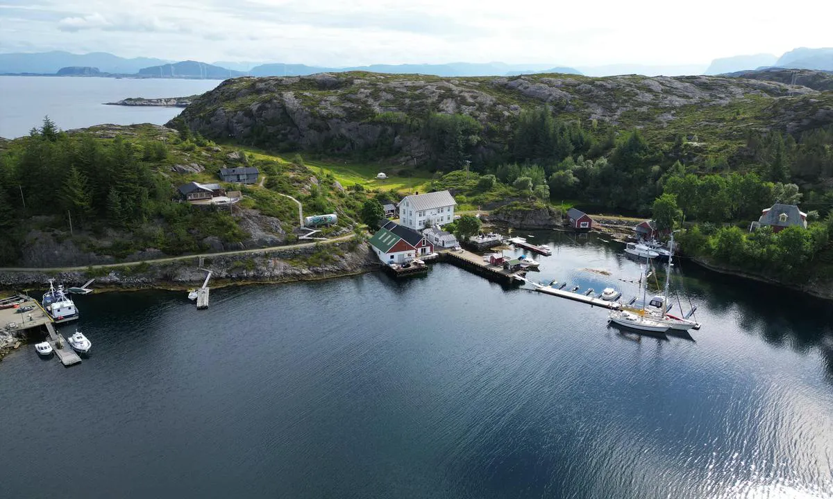 Buskøy: Entrance from North and South.  From north; shallow but well marked.  From south; Overhead cable is marked  and measured 25 mtr 2023