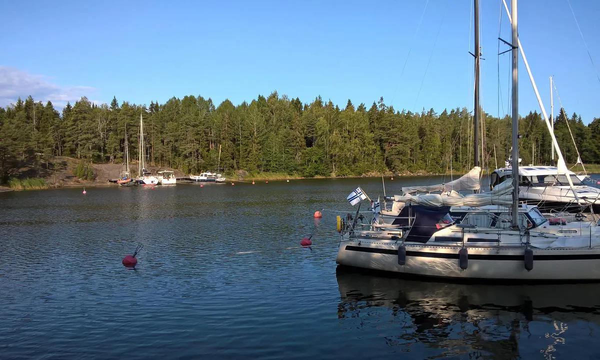 Byön: Other Pier opposite side, there is rock close to pier, approach slowly, left side is safer.