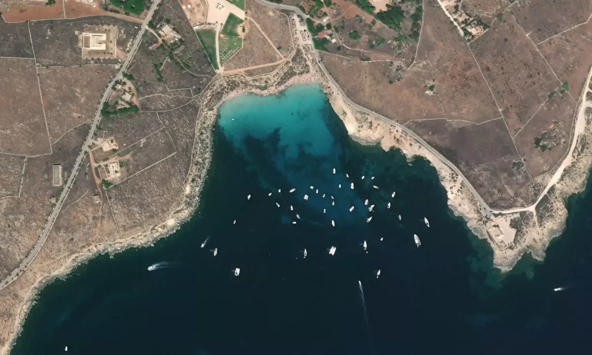 Flyfoto av Cala Azzurra