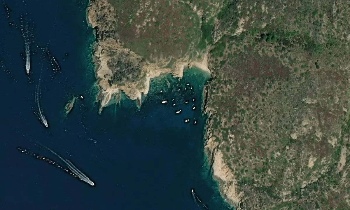 Flyfoto av Cala del Corvo
