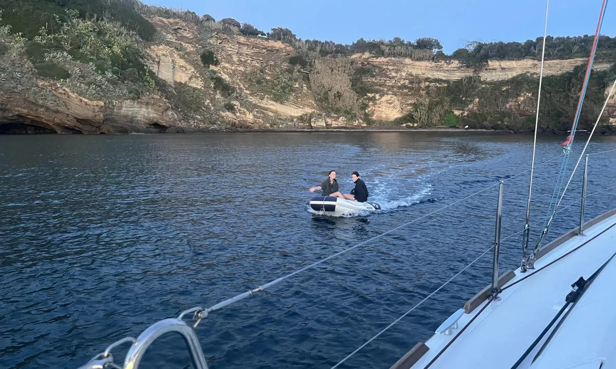 Cala del Pozzo Vecchio: {"base": "en", "no": "Fin ankringsplass. Pass p\u00e5 store steiner og r\u00f8rledninger. V\u00e6r oppmerksom p\u00e5 b\u00f8lger fra hyppige ferger.", "se": "Trevlig ankringsplats. Var f\u00f6rsiktig med stora stenblock och pipelines. Se upp f\u00f6r svall fr\u00e5n frekventa f\u00e4rjor.", "en": "Nice anchorage. Take care of large rocks and pipeline. \r\nBeware of wash from frequent ferries.", "da": "Godt ankeromr\u00e5de. Pas p\u00e5 store klipper og r\u00f8rledning. V\u00e6r opm\u00e6rksom p\u00e5 h\u00e6kb\u00f8lge fra hyppige f\u00e6rger.", "fr": "Bel ancrage. Faites attention aux gros rochers et au pipeline. M\u00e9fiez-vous des remous provoqu\u00e9s par les ferries fr\u00e9quents.", "de": "Sch\u00f6ne Ankerbucht. Achten Sie auf gro\u00dfe Felsen und die Pipeline. Vorsicht vor Wellenschlag durch h\u00e4ufige F\u00e4hren.", "es": "Buen fondeadero. Tenga cuidado con las grandes rocas y la tuber\u00eda.<br> Cuidado con el oleaje de los transbordadores frecuentes.", "it": "Bella ancoraggio. Prestare attenzione alle grandi rocce e alla conduttura. Attenzione al moto ondoso causato dai traghetti frequenti.", "pt": "Bom ancoradouro. Cuidado com grandes rochas e o oleoduto. Aten\u00e7\u00e3o \u00e0 esteira dos ferries frequentes.", "nl": "Mooie ankerplaats. Let op grote rotsen en pijpleiding. Pas op voor de golfslag van de frequente veerboten.", "pl": "\u0141adne kotwicowisko. Uwa\u017caj na du\u017ce ska\u0142y i ruroci\u0105g. Uwa\u017caj na fale od cz\u0119sto kursuj\u0105cych prom\u00f3w.", "uk": "\u0413\u0430\u0440\u043d\u0435 \u043c\u0456\u0441\u0446\u0435 \u0434\u043b\u044f \u044f\u043a\u043e\u0440\u044f. \u0417\u0432\u0435\u0440\u043d\u0456\u0442\u044c \u0443\u0432\u0430\u0433\u0443 \u043d\u0430 \u0432\u0435\u043b\u0438\u043a\u0456 \u043a\u0430\u043c\u0435\u043d\u0456 \u0442\u0430 \u0442\u0440\u0443\u0431\u043e\u043f\u0440\u043e\u0432\u0456\u0434. \u041e\u0441\u0442\u0435\u0440\u0456\u0433\u0430\u0439\u0442\u0435\u0441\u044f \u0445\u0432\u0438\u043b\u044c \u0432\u0456\u0434 \u0447\u0430\u0441\u0442\u0438\u0445 \u043f\u043e\u0440\u043e\u043c\u0456\u0432.", "ro": "Ancoraj frumos. Ave\u021bi grij\u0103 la st\u00e2nci mari \u0219i conducte. Aten\u021bie la valurile provocate de feriboturile frecvente.", "tr": "G\u00fczel demirleme yeri. B\u00fcy\u00fck kayalar ve boru hatt\u0131na dikkat edin.<br> S\u0131k s\u0131k ge\u00e7en feribotlar\u0131n dalgalar\u0131na dikkat edin.", "el": "\u03a9\u03c1\u03b1\u03af\u03bf \u03b1\u03b3\u03ba\u03c5\u03c1\u03bf\u03b2\u03cc\u03bb\u03b9\u03bf. \u03a0\u03c1\u03bf\u03c3\u03ad\u03c7\u03b5\u03c4\u03b5 \u03c4\u03bf\u03c5\u03c2 \u03bc\u03b5\u03b3\u03ac\u03bb\u03bf\u03c5\u03c2 \u03b2\u03c1\u03ac\u03c7\u03bf\u03c5\u03c2 \u03ba\u03b1\u03b9 \u03c4\u03bf\u03bd \u03b1\u03b3\u03c9\u03b3\u03cc. \u03a0\u03c1\u03bf\u03c3\u03bf\u03c7\u03ae \u03c3\u03c4\u03bf \u03ba\u03cd\u03bc\u03b1 \u03b1\u03c0\u03cc \u03c4\u03b1 \u03c3\u03c5\u03c7\u03bd\u03ac \u03c6\u03ad\u03c1\u03b9.", "cs": "Hezk\u00e9 kotvi\u0161t\u011b. D\u00e1vejte pozor na velk\u00e9 kameny a potrub\u00ed. Dejte si pozor na vlny od \u010dast\u00fdch trajekt\u016f.", "hu": "Sz\u00e9p horgonyz\u00f3hely. Vigy\u00e1zzon a nagy szikl\u00e1kra \u00e9s a cs\u0151vezet\u00e9kekre. Figyeljen a gyakori kompok \u00e1ltal keltett hull\u00e1mokra.", "fi": "Hyv\u00e4 ankkuripaikka. Varo suuria kivi\u00e4 ja putkilinjaa.<br>Varo usein liikenn\u00f6ivien lauttojen aiheuttamia aaltoja.", "bg": "\u0414\u043e\u0431\u0440\u0430 \u043a\u043e\u0442\u0432\u0435\u043d\u0430 \u0441\u0442\u043e\u044f\u043d\u043a\u0430. \u0412\u043d\u0438\u043c\u0430\u0432\u0430\u0439\u0442\u0435 \u0437\u0430 \u0433\u043e\u043b\u0435\u043c\u0438 \u0441\u043a\u0430\u043b\u0438 \u0438 \u0442\u0440\u044a\u0431\u043e\u043f\u0440\u043e\u0432\u043e\u0434. \u0412\u043d\u0438\u043c\u0430\u043d\u0438\u0435 \u0437\u0430 \u0432\u044a\u043b\u043d\u0435\u043d\u0438\u0435 \u043e\u0442 \u0447\u0435\u0441\u0442\u0438 \u0444\u0435\u0440\u0438\u0431\u043e\u0442\u0438.", "sr": "Lepo sidri\u0161te. Pazite na velike stene i cevovod. \u010cuvajte se talasa od \u010destih trajekata.", "et": "Hea ankruplats. Hoiduge suurtest kividest ja torujuhtmest. Olge ettevaatlikud sagedaste parvlaevade lainetusega.", "lv": "Laba enkura vieta. Uzmanieties no lieliem akme\u0146iem un cauru\u013cvada. Uzmanieties no bie\u017eo pr\u0101mju izrais\u012btajiem vi\u013c\u0146iem.", "lt": "Maloni inkaravimo vieta. Atkreipkite d\u0117mes\u012f \u012f didelius akmenis ir vamzdyn\u0105. Saugokit\u0117s da\u017en\u0173 kelt\u0173 bangavim\u0173."}