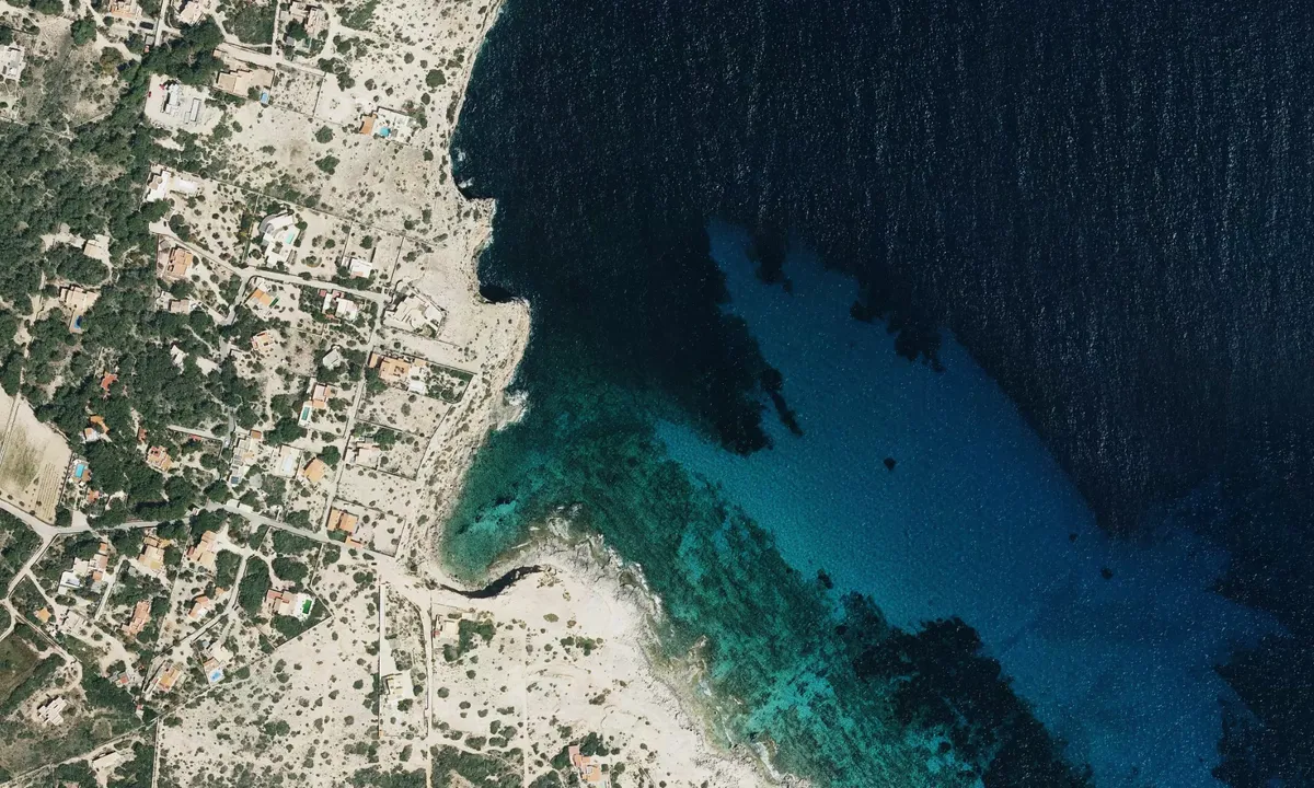 Flyfoto av Cala en Baster