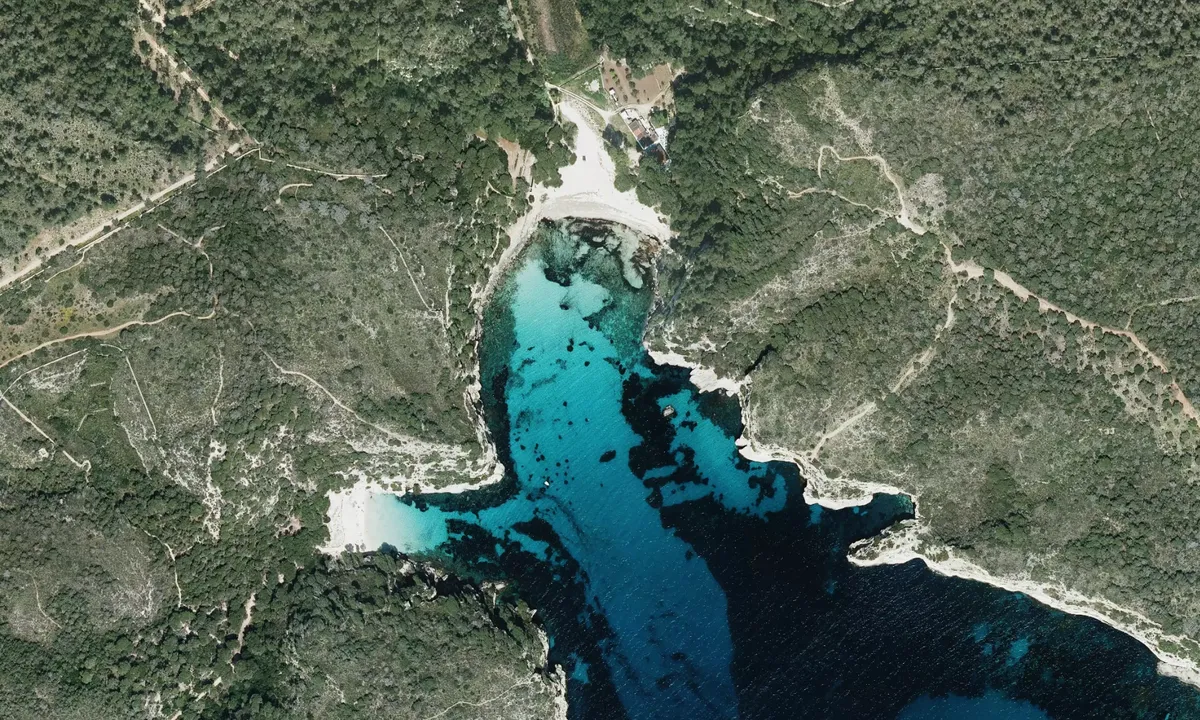 Flyfoto av Cala Macarella