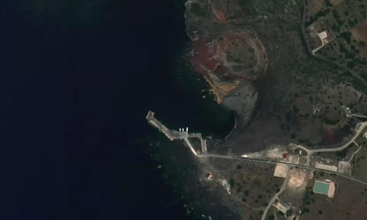 Flyfoto av Cala Pozzolana di Ponente