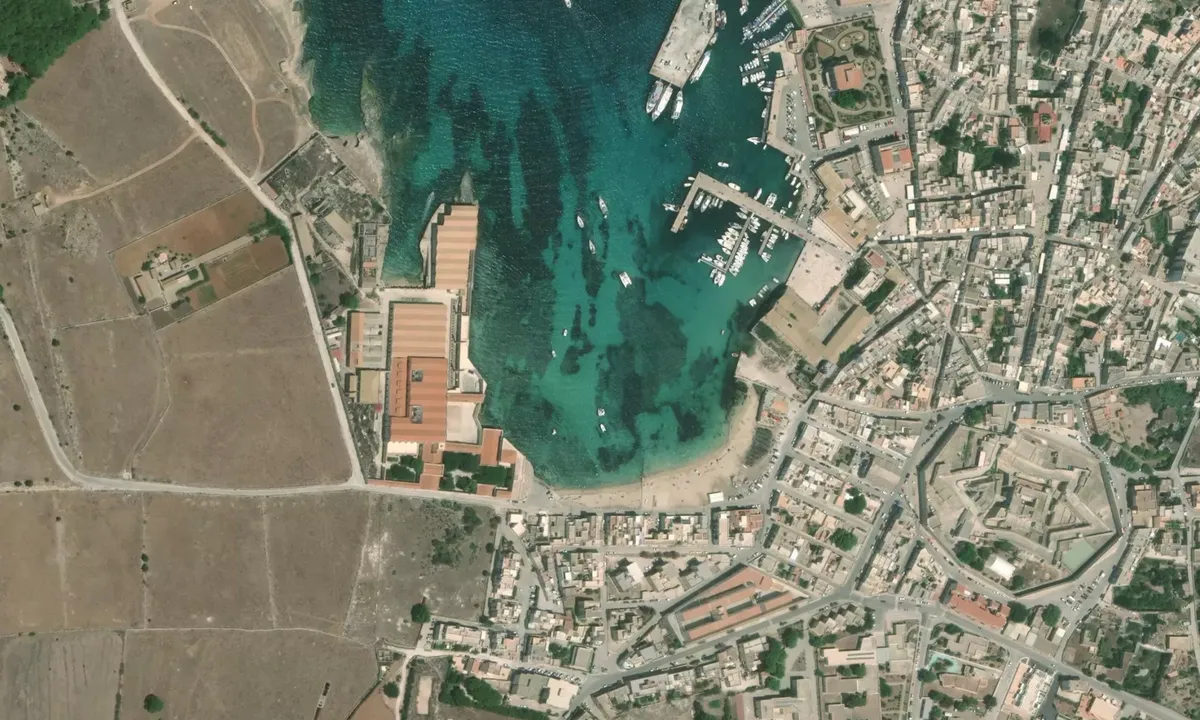 Flyfoto av Cala Praia