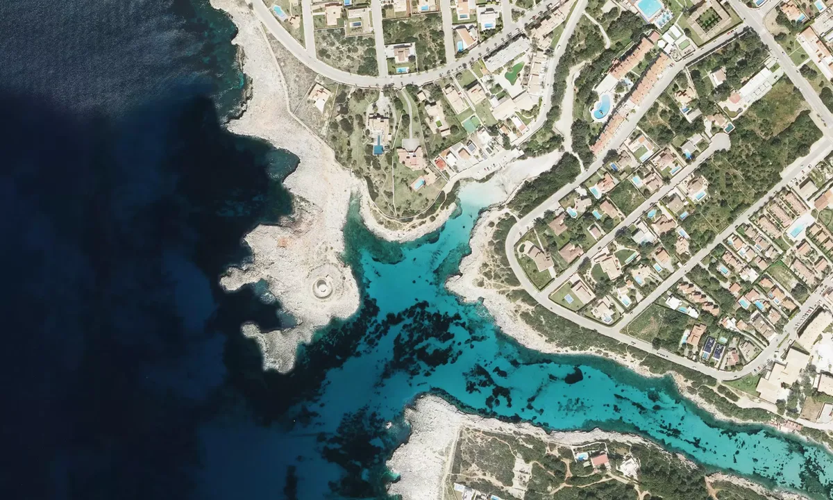 Flyfoto av cala sa caletta
