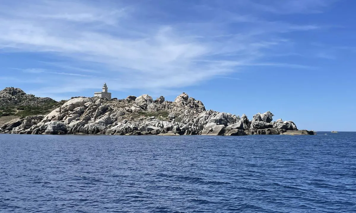 {"base": "en", "no": "Dette er Capo Testa, den er rett til h\u00f8yre fra Cala Spinosa", "se": "Detta \u00e4r Capo Testa, precis till h\u00f6ger om Cala Spinosa", "en": "This is Capo Testa is the just right from cala Spinosa", "da": "Dette er Capo Testa, lige til h\u00f8jre for Cala Spinosa", "fr": "Ceci est Capo Testa juste \u00e0 droite de cala Spinosa", "de": "Dies ist Capo Testa, der genau rechts von Cala Spinosa liegt", "es": "Este es Capo Testa y est\u00e1 justo a la derecha de cala Spinosa", "it": "Questo \u00e8 Capo Testa ed \u00e8 appena a destra di Cala Spinosa", "pt": "Isto \u00e9 Capo Testa, que est\u00e1 logo \u00e0 direita de Cala Spinosa", "nl": "Dit is Capo Testa net rechts van cala Spinosa", "pl": "To jest Capo Testa, tu\u017c na prawo od Cala Spinosa", "uk": "\u0426\u0435 \u041a\u0430\u043f\u043e \u0422\u0435\u0441\u0442\u0430, \u043f\u0440\u0430\u0432\u043e\u0440\u0443\u0447 \u0432\u0456\u0434 \u041a\u0430\u043b\u0430 \u0421\u043f\u0456\u043d\u043e\u0437\u0430", "ro": "Acesta este Capo Testa, chiar la dreapta de cala Spinosa", "tr": "Bu Capo Testa, cala Spinosa'n\u0131n hemen sa\u011f\u0131nda", "el": "\u0391\u03c5\u03c4\u03cc \u03b5\u03af\u03bd\u03b1\u03b9 \u03c4\u03bf Capo Testa \u03ba\u03b1\u03b9 \u03b2\u03c1\u03af\u03c3\u03ba\u03b5\u03c4\u03b1\u03b9 \u03b1\u03ba\u03c1\u03b9\u03b2\u03ce\u03c2 \u03b4\u03b5\u03be\u03b9\u03ac \u03b1\u03c0\u03cc \u03c4\u03b7\u03bd cala Spinosa", "cs": "Toto je Capo Testa, hned napravo od Cala Spinosa", "hu": "Ez Capo Testa, k\u00f6zvetlen\u00fcl a cala Spinosa-t\u00f3l jobbra tal\u00e1lhat\u00f3.", "fi": "T\u00e4m\u00e4 on Capo Testa, juuri oikealla oleva cala Spinosa", "bg": "\u0422\u043e\u0432\u0430 \u0435 \u041a\u0430\u043f\u043e \u0422\u0435\u0441\u0442\u0430 \u0442\u043e\u0447\u043d\u043e \u0432\u0434\u044f\u0441\u043d\u043e \u043e\u0442 \u041a\u0430\u043b\u0430 \u0421\u043f\u0438\u043d\u043e\u0441\u0430", "sr": "Ovo je Capo Testa, desno od cala Spinosa", "et": "See on Capo Testa, mis asub kohe paremal cala Spinosast", "lv": "\u0160is ir Kapo Testa, kas atrodas tie\u0161i pa labi no cala Spinosa", "lt": "Tai yra Capo Testa, esantis de\u0161in\u0117je nuo cala Spinosa"}