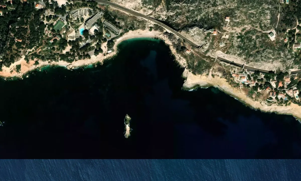 Flyfoto av Calanque des Eaux Salées