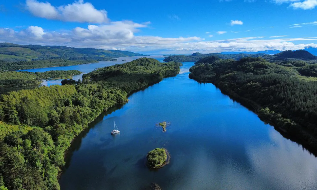 Caol Scotnish: {"base": "en", "no": "Dronevisning mot s\u00f8r gjennom den smale inngangen. Bruk av Antares-kart anbefales sterkt for \u00e5 unng\u00e5 skj\u00e6r.", "se": "Dr\u00f6narvy s\u00f6derut genom den smala ing\u00e5ngen. Anv\u00e4ndning av Antares sj\u00f6kort rekommenderas starkt f\u00f6r att undvika stenar.", "en": "Drone view looking south through the narrow entrance. Use of Antares charts strongly recommended to avoid rocks.", "da": "Droneudsigt mod syd gennem den smalle indgang. Brug af Antares-kort anbefales st\u00e6rkt for at undg\u00e5 klipper.", "fr": "Vue par drone vers le sud \u00e0 travers l'entr\u00e9e \u00e9troite. Utilisation des cartes Antares fortement recommand\u00e9e pour \u00e9viter les rochers.", "de": "Drohnenansicht nach S\u00fcden durch den engen Eingang. Die Verwendung von Antares-Karten wird dringend empfohlen, um Felsen zu vermeiden.", "es": "Vista de dron mirando hacia el sur a trav\u00e9s de la estrecha entrada. Se recomienda encarecidamente el uso de cartas de Antares para evitar rocas.", "it": "Vista con drone verso sud attraverso l'ingresso stretto. Uso delle carte Antares fortemente raccomandato per evitare le rocce.", "pt": "Vista a\u00e9rea de drone olhando para o sul atrav\u00e9s da entrada estreita. O uso das cartas Antares \u00e9 fortemente recomendado para evitar rochas.", "nl": "Dronebeeld kijkend naar het zuiden door de smalle ingang. Het gebruik van Antares-kaarten wordt sterk aanbevolen om rotsen te vermijden.", "pl": "Widok z drona na po\u0142udnie przez w\u0105skie wej\u015bcie. Zalecane jest stanowczo u\u017cywanie map Antares, aby unikn\u0105\u0107 ska\u0142.", "uk": "\u0412\u0438\u0434 \u0437 \u0434\u0440\u043e\u043d\u0430 \u043d\u0430 \u043f\u0456\u0432\u0434\u0435\u043d\u044c \u0447\u0435\u0440\u0435\u0437 \u0432\u0443\u0437\u044c\u043a\u0438\u0439 \u0432\u0445\u0456\u0434. \u0414\u043b\u044f \u0443\u043d\u0438\u043a\u043d\u0435\u043d\u043d\u044f \u043a\u0430\u043c\u0435\u043d\u0456\u0432 \u043d\u0430\u043f\u043e\u043b\u0435\u0433\u043b\u0438\u0432\u043e \u0440\u0435\u043a\u043e\u043c\u0435\u043d\u0434\u0443\u0454\u0442\u044c\u0441\u044f \u0432\u0438\u043a\u043e\u0440\u0438\u0441\u0442\u043e\u0432\u0443\u0432\u0430\u0442\u0438 \u043a\u0430\u0440\u0442\u0438 Antares.", "ro": "Vedere din dron\u0103 spre sud prin intrarea \u00eengust\u0103. Este recomandat\u0103 cu t\u0103rie utilizarea h\u0103r\u021bilor Antares pentru a evita st\u00e2ncile.", "tr": "Dron g\u00f6r\u00fcnt\u00fcs\u00fc, dar giri\u015fi g\u00fcneyden g\u00f6steriyor. Antares haritalar\u0131n\u0131n kullan\u0131m\u0131, kayal\u0131klardan ka\u00e7\u0131nmak i\u00e7in \u015fiddetle tavsiye edilir.", "el": "\u0398\u03ad\u03b1 \u03bc\u03b5 drone \u03ba\u03bf\u03b9\u03c4\u03ac\u03b6\u03bf\u03bd\u03c4\u03b1\u03c2 \u03bd\u03cc\u03c4\u03b9\u03b1 \u03bc\u03ad\u03c3\u03b1 \u03b1\u03c0\u03cc \u03c4\u03b7 \u03c3\u03c4\u03b5\u03bd\u03ae \u03b5\u03af\u03c3\u03bf\u03b4\u03bf. \u03a3\u03c5\u03bd\u03af\u03c3\u03c4\u03b1\u03c4\u03b1\u03b9 \u03ad\u03bd\u03c4\u03bf\u03bd\u03b1 \u03b7 \u03c7\u03c1\u03ae\u03c3\u03b7 \u03c4\u03c9\u03bd \u03c7\u03b1\u03c1\u03c4\u03ce\u03bd Antares \u03b3\u03b9\u03b1 \u03b1\u03c0\u03bf\u03c6\u03c5\u03b3\u03ae \u03b2\u03c1\u03ac\u03c7\u03c9\u03bd.", "cs": "Pohled z dronu sm\u011brem na jih \u00fazk\u00fdm vjezdem. D\u016frazn\u011b doporu\u010dujeme pou\u017e\u00edvat mapy Antares, abyste se vyhnuli skal\u00e1m.", "hu": "D\u00e9li ir\u00e1nyba n\u00e9z\u0151 dr\u00f3nfelv\u00e9tel a keskeny bej\u00e1raton \u00e1t. Az Antares t\u00e9rk\u00e9pek haszn\u00e1lata er\u0151sen aj\u00e1nlott a szikl\u00e1k elker\u00fcl\u00e9se \u00e9rdek\u00e9ben.", "fi": "Dronen\u00e4kym\u00e4 etel\u00e4\u00e4n kapean sis\u00e4\u00e4nk\u00e4ynnin kautta. Antares-karttojen k\u00e4ytt\u00f6 on eritt\u00e4in suositeltavaa kivien v\u00e4ltt\u00e4miseksi.", "bg": "\u0418\u0437\u0433\u043b\u0435\u0434 \u0441 \u0434\u0440\u043e\u043d \u043d\u0430 \u044e\u0433 \u043f\u0440\u0435\u0437 \u0442\u0435\u0441\u043d\u0438\u044f \u0432\u0445\u043e\u0434. \u041d\u0430\u0441\u0442\u043e\u044f\u0442\u0435\u043b\u043d\u043e \u0441\u0435 \u043f\u0440\u0435\u043f\u043e\u0440\u044a\u0447\u0432\u0430 \u0438\u0437\u043f\u043e\u043b\u0437\u0432\u0430\u043d\u0435\u0442\u043e \u043d\u0430 \u043a\u0430\u0440\u0442\u0438 Antares, \u0437\u0430 \u0434\u0430 \u0441\u0435 \u0438\u0437\u0431\u0435\u0433\u043d\u0430\u0442 \u0441\u043a\u0430\u043b\u0438.", "sr": "Pogled iz drona prema jugu kroz uski ulaz. Preporu\u010duje se upotreba Antaresovih karata kako bi se izbegle stene.", "et": "Droonivaade kitsast sisep\u00e4\u00e4sust l\u00f5una poole. Antarese kaartide kasutamine on tungivalt soovitatav, et v\u00e4ltida karisid.", "lv": "Drona skats uz dienvidiem caur \u0161auru ieeju. Ieteicams izmantot Antares kartes, lai izvair\u012btos no akme\u0146iem.", "lt": "Vaizdas i\u0161 drono, \u017ei\u016brint \u012f pietus per siaur\u0105 \u012fplauk\u0105. Rekomenduojama naudoti Antares j\u016brlapius, kad b\u016bt\u0173 i\u0161vengta uol\u0173."}