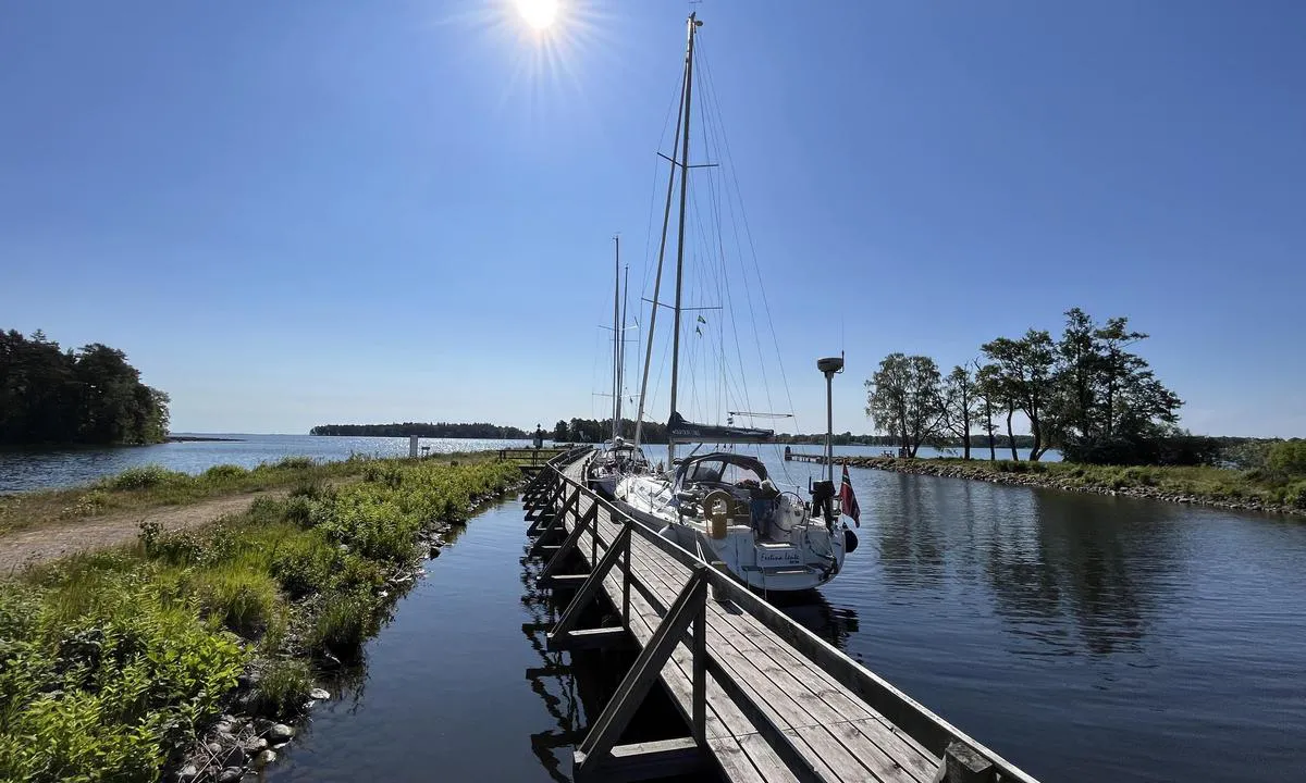 Karlsborg - Kanalbolaget: To kaier, en før broen og en etter broen. Det er kun den vestlige kaien som har vann og strøm. Denne ligger også mer sentralt i forhold til servicebygget. Dette bildet er fra den østlige kaien som ligger bot Vättern.