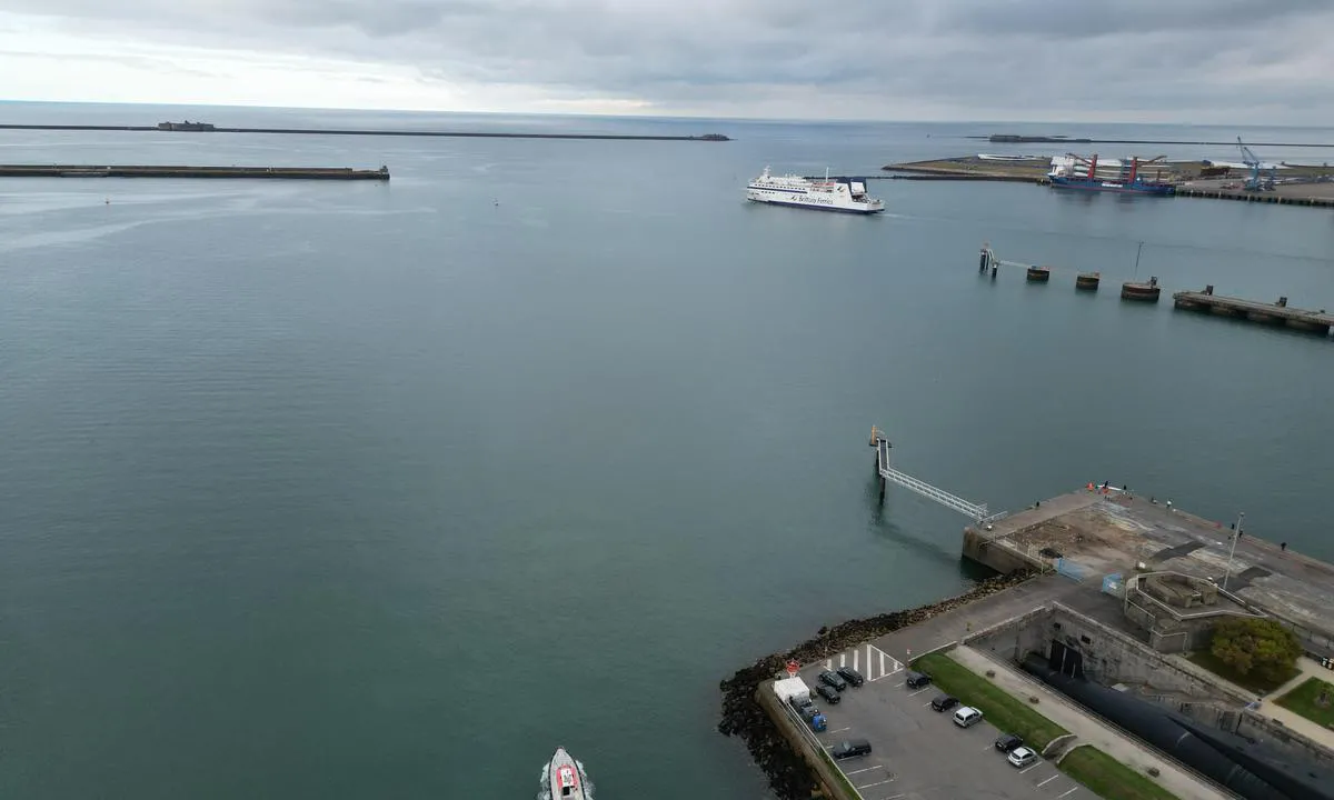 Cherbourg Chantereyne Marina: {"base": "no", "no": "Ytre molo og innseiling", "se": "Yttre pir och infart", "en": "Outer Breakwater and Entrance", "da": "Ydre mole og indsejling", "fr": "Jet\u00e9e ext\u00e9rieure et chenal d'entr\u00e9e", "de": "\u00c4u\u00dfere Mole und Einfahrt", "es": "Muelle externo y acceso", "it": "Molo esterno e entrata", "pt": "Quebra-mar externo e entrada", "nl": "Buitenste pier en toegang", "pl": "Zewn\u0119trzne molo i wej\u015bcie do portu", "uk": "\u0417\u043e\u0432\u043d\u0456\u0448\u043d\u0456\u0439 \u043c\u043e\u043b \u0442\u0430 \u0432\u0445\u0456\u0434", "ro": "Diga exterioar\u0103 \u0219i canalul de acces", "tr": "D\u0131\u015f mendirek ve liman giri\u015fi", "el": "\u0395\u03be\u03c9\u03c4\u03b5\u03c1\u03b9\u03ba\u03cc\u03c2 \u03ba\u03c5\u03bc\u03b1\u03c4\u03bf\u03b8\u03c1\u03b1\u03cd\u03c3\u03c4\u03b7\u03c2 \u03ba\u03b1\u03b9 \u03b5\u03af\u03c3\u03bf\u03b4\u03bf\u03c2 \u03bb\u03b9\u03bc\u03ad\u03bd\u03b1", "cs": "Vn\u011bj\u0161\u00ed molo a vplut\u00ed", "hu": "K\u00fcls\u0151 m\u00f3l\u00f3 \u00e9s bej\u00e1r\u00e1s", "fi": "Ulkoinen aallonmurtaja ja sis\u00e4\u00e4najo", "bg": "\u0412\u044a\u043d\u0448\u0435\u043d \u043a\u0435\u0439 \u0438 \u043d\u0430\u0432\u0438\u0433\u0430\u0446\u0438\u044f", "sr": "Spoljni mol i uplovljavanje", "et": "V\u00e4lispiir ja sisses\u00f5it", "lv": "\u0100r\u0113j\u0101 molu un ieeja", "lt": "I\u0161orinis molas ir \u012fplaukimas"}