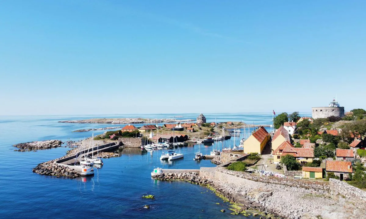 Christiansö: {"base": "da", "no": "Christians\u00f8", "se": "Christians\u00f6", "en": "Christians\u00f6", "da": "Christians\u00f6"}
