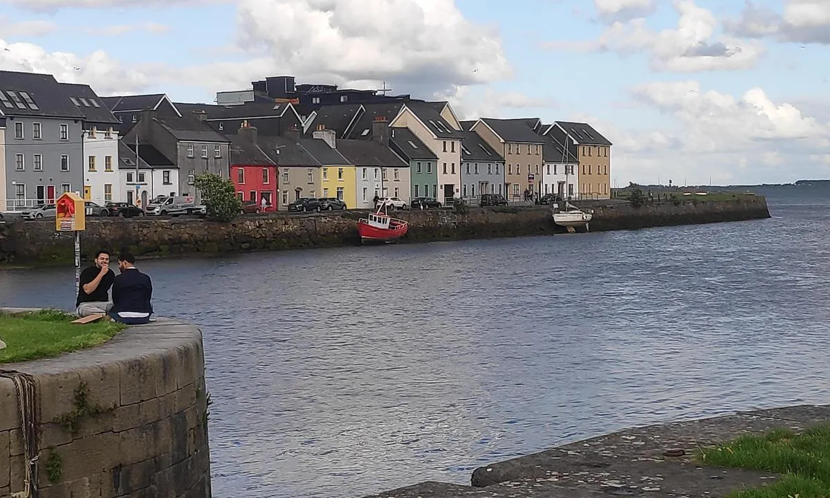 Claddagh: {"base": "en", "no": "Dette er et bilde av \u00f8stsiden av elven Corri som viser b\u00e5ter som er blitt liggende h\u00f8yt og t\u00f8rt med den stigende tidevannet. Hvis du ikke vil sitte p\u00e5 steiner, legg ikke b\u00e5ten din her.", "se": "Detta \u00e4r en bild av \u00f6stra sidan av floden Corri som visar b\u00e5tar som har g\u00e5tt p\u00e5 grund vid h\u00f6gvatten. Om du inte vill sitta p\u00e5 klippor, l\u00e4gg inte din b\u00e5t h\u00e4r.", "en": "This is a picture of East side of the river Corri  showing boats that are left high and dry with the flowing tide. If you don't want to be sitting on rocks, don't put your boat here.", "da": "Dette er et billede af den \u00f8stlige side af floden Corri, der viser b\u00e5de, som er blevet st\u00e5ende h\u00f8jt og t\u00f8rt med tidevandet. Hvis du ikke vil ende p\u00e5 klipper, skal du ikke s\u00e6tte din b\u00e5d her.", "fr": "Ceci est une photo du c\u00f4t\u00e9 est de la rivi\u00e8re Corri montrant des bateaux laiss\u00e9s \u00e0 sec avec la mar\u00e9e montante. Si vous ne voulez pas vous retrouver sur des rochers, ne mettez pas votre bateau ici.", "de": "Dies ist ein Bild der Ostseite des Flusses Corri, das Boote zeigt, die bei der einflie\u00dfenden Flut auf dem Trockenen liegen. Wenn Sie nicht auf Felsen sitzen m\u00f6chten, stellen Sie Ihr Boot nicht hier ab.", "es": "Esta es una foto del lado este del r\u00edo Corri que muestra barcos que quedan encallados con la marea creciente. Si no quieres estar sentado en las rocas, no pongas tu barco aqu\u00ed.", "it": "Questa \u00e8 un'immagine del lato est del fiume Corri che mostra barche lasciate all'asciutto con la marea. Se non vuoi trovarti seduto sugli scogli, non mettere la tua barca qui.", "pt": "Esta \u00e9 uma imagem do lado leste do rio Corri mostrando barcos que ficam encalhados com a mar\u00e9 vazante. Se n\u00e3o quiser ficar preso nas pedras, n\u00e3o coloque o seu barco aqui.", "nl": "Dit is een foto van de oostzijde van de rivier Corri die boten toont die hoog en droog liggen bij vloed. Als je niet op de rotsen wilt zitten, plaats je boot dan hier niet.", "pl": "To jest zdj\u0119cie wschodniej strony rzeki Corri pokazuj\u0105ce \u0142odzie, kt\u00f3re s\u0105 pozostawione na suchym l\u0105dzie wraz z odp\u0142ywem. Je\u015bli nie chcesz utkn\u0105\u0107 na ska\u0142ach, nie cumuj tutaj swojej \u0142odzi.", "uk": "\u0426\u0435 \u0437\u043d\u0456\u043c\u043e\u043a \u0441\u0445\u0456\u0434\u043d\u043e\u0433\u043e \u0431\u043e\u043a\u0443 \u0440\u0456\u0447\u043a\u0438 \u041a\u043e\u0440\u0440\u0456, \u0434\u0435 \u0437\u043e\u0431\u0440\u0430\u0436\u0435\u043d\u043e \u0447\u043e\u0432\u043d\u0438, \u0437\u0430\u043b\u0438\u0448\u0435\u043d\u0456 \u043d\u0430 \u0441\u0443\u0448\u0456 \u043f\u0456\u0434 \u0447\u0430\u0441 \u043f\u0440\u0438\u043f\u043b\u0438\u0432\u0443. \u042f\u043a\u0449\u043e \u0432\u0438 \u043d\u0435 \u0445\u043e\u0447\u0435\u0442\u0435 \u0441\u0438\u0434\u0456\u0442\u0438 \u043d\u0430 \u043a\u0430\u043c\u0435\u043d\u044f\u0445, \u043d\u0435 \u0437\u0430\u043b\u0438\u0448\u0430\u0439\u0442\u0435 \u0441\u0432\u0456\u0439 \u0447\u043e\u0432\u0435\u043d \u0442\u0443\u0442.", "ro": "Aceasta este o imagine a malului estic al r\u00e2ului Corri, unde sunt vizibile b\u0103rci l\u0103sate pe uscat de fluxul mareei. Dac\u0103 nu vrei s\u0103 fii a\u0219ezat pe st\u00e2nci, nu-\u021bi pune barca aici.", "tr": "Bu, Corri Nehri'nin do\u011fu taraf\u0131n\u0131n bir resmi olup, ak\u0131nt\u0131 s\u0131ras\u0131nda karaya oturmu\u015f tekneleri g\u00f6stermektedir. E\u011fer teknede ta\u015flar\u0131n \u00fczerinde oturmak istemiyorsan\u0131z, teknenizi buraya koymay\u0131n.", "el": "\u0391\u03c5\u03c4\u03ae \u03b5\u03af\u03bd\u03b1\u03b9 \u03bc\u03b9\u03b1 \u03b5\u03b9\u03ba\u03cc\u03bd\u03b1 \u03c4\u03b7\u03c2 \u03b1\u03bd\u03b1\u03c4\u03bf\u03bb\u03b9\u03ba\u03ae\u03c2 \u03c0\u03bb\u03b5\u03c5\u03c1\u03ac\u03c2 \u03c4\u03bf\u03c5 \u03c0\u03bf\u03c4\u03b1\u03bc\u03bf\u03cd Corri \u03c0\u03bf\u03c5 \u03b4\u03b5\u03af\u03c7\u03bd\u03b5\u03b9 \u03c3\u03ba\u03ac\u03c6\u03b7 \u03c0\u03bf\u03c5 \u03ad\u03c7\u03bf\u03c5\u03bd \u03bc\u03b5\u03af\u03bd\u03b5\u03b9 \u03c8\u03b7\u03bb\u03ac \u03ba\u03b1\u03b9 \u03c3\u03c4\u03b5\u03b3\u03bd\u03ac \u03bc\u03b5 \u03c4\u03b7\u03bd \u03ac\u03bc\u03c0\u03c9\u03c4\u03b7. \u0391\u03bd \u03b4\u03b5\u03bd \u03b8\u03ad\u03bb\u03b5\u03c4\u03b5 \u03bd\u03b1 \u03ba\u03b1\u03c4\u03b1\u03bb\u03ae\u03be\u03b5\u03c4\u03b5 \u03c3\u03c4\u03b9\u03c2 \u03c0\u03ad\u03c4\u03c1\u03b5\u03c2, \u03bc\u03b7\u03bd \u03b4\u03ad\u03c3\u03b5\u03c4\u03b5 \u03c4\u03bf \u03c3\u03ba\u03ac\u03c6\u03bf\u03c2 \u03c3\u03b1\u03c2 \u03b5\u03b4\u03ce.", "cs": "Toto je obr\u00e1zek v\u00fdchodn\u00ed strany \u0159eky Corri zobrazuj\u00edc\u00ed lod\u011b, kter\u00e9 jsou zde po odlivu zanech\u00e1ny na suchu. Pokud nechcete sed\u011bt na kamenech, ned\u00e1vejte svou lo\u010f sem.", "hu": "Ez egy k\u00e9p a Corri foly\u00f3 keleti oldal\u00e1r\u00f3l, amelyen az ap\u00e1ly idej\u00e9n sz\u00e1razon maradt haj\u00f3k l\u00e1that\u00f3k. Ha nem akarj\u00e1tok, hogy a haj\u00f3tok k\u00f6veken \u00fclj\u00f6n, ne tegy\u00e9tek ide a haj\u00f3t.", "fi": "T\u00e4m\u00e4 on kuva Corri-joen it\u00e4puolelta, jossa n\u00e4kyy vedest\u00e4 nousseita veneit\u00e4 vuoroveden aikana. Jos et halua veneesi j\u00e4\u00e4v\u00e4n kivikkoon, \u00e4l\u00e4 ankkuroi sit\u00e4 t\u00e4nne.", "bg": "\u0422\u043e\u0432\u0430 \u0435 \u0441\u043d\u0438\u043c\u043a\u0430 \u043d\u0430 \u0438\u0437\u0442\u043e\u0447\u043d\u0430\u0442\u0430 \u0441\u0442\u0440\u0430\u043d\u0430 \u043d\u0430 \u0440\u0435\u043a\u0430 \u041a\u043e\u0440\u0438, \u043f\u043e\u043a\u0430\u0437\u0432\u0430\u0449\u0430 \u043b\u043e\u0434\u043a\u0438, \u043a\u043e\u0438\u0442\u043e \u0441\u0430 \u043e\u0441\u0442\u0430\u0432\u0435\u043d\u0438 \u043d\u0430 \u0441\u0443\u0448\u0430\u0442\u0430 \u0441 \u043e\u0442\u043b\u0438\u0432\u0430. \u0410\u043a\u043e \u043d\u0435 \u0438\u0441\u043a\u0430\u0442\u0435 \u0434\u0430 \u0441\u0442\u0435 \u0437\u0430\u0441\u0435\u0434\u043d\u0430\u043b\u0438 \u0432\u044a\u0440\u0445\u0443 \u0441\u043a\u0430\u043b\u0438\u0442\u0435, \u043d\u0435 \u043e\u0441\u0442\u0430\u0432\u044f\u0439\u0442\u0435 \u043b\u043e\u0434\u043a\u0430\u0442\u0430 \u0441\u0438 \u0442\u0443\u043a.", "sr": "\u041e\u0432\u043e \u0458\u0435 \u0441\u043b\u0438\u043a\u0430 \u0438\u0441\u0442\u043e\u0447\u043d\u0435 \u0441\u0442\u0440\u0430\u043d\u0435 \u0440\u0435\u043a\u0435 \u041a\u043e\u0440\u0440\u0438 \u043a\u043e\u0458\u0430 \u043f\u0440\u0438\u043a\u0430\u0437\u0443\u0458\u0435 \u0447\u0430\u043c\u0446\u0435 \u043e\u0441\u0442\u0430\u0432\u0459\u0435\u043d\u0435 \u043d\u0430 \u0441\u0443\u0432\u043e\u043c \u0443\u0441\u043b\u0435\u0434 \u043f\u043b\u0438\u043c\u0435. \u0410\u043a\u043e \u043d\u0435 \u0436\u0435\u043b\u0438\u0442\u0435 \u0434\u0430 \u0441\u0435\u0434\u0438\u0442\u0435 \u043d\u0430 \u0441\u0442\u0435\u043d\u0430\u043c\u0430, \u043d\u0435 \u0441\u0442\u0430\u0432\u0459\u0430\u0458\u0442\u0435 \u0441\u0432\u043e\u0458 \u0447\u0430\u043c\u0430\u0446 \u043e\u0432\u0434\u0435.", "et": "See on pilt Corri j\u00f5e idak\u00fcljest, kus on n\u00e4htavad paadid, mis j\u00e4\u00e4vad m\u00f5\u00f5naga k\u00f5rgele ja kuivale. Kui sa ei taha kivide peal istuda, siis \u00e4ra pane oma paati siia.", "lv": "\u0160is ir att\u0113ls ar Korri upes austrumu pusi, kur\u0101 redzamas laivas, kas atst\u0101tas saus\u0101 p\u0113c paisuma. Ja nev\u0113laties s\u0113d\u0113t uz akme\u0146iem, nepietauvojiet savu laivu \u0161eit.", "lt": "Tai nuotrauka rytin\u0117s up\u0117s Corri pus\u0117s, kurioje matyti potvynio banga i\u0161d\u017eiovinti laivai. Jei nenorite s\u0117d\u0117ti ant uol\u0173, nelaikykite \u010dia savo laivo."}