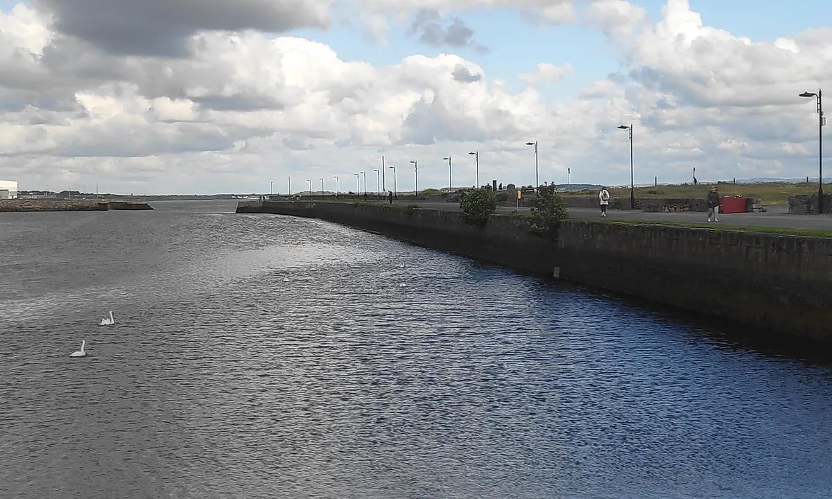 Claddagh: Long, protecting seawall. Not possible to tie up against beyond mid tide.Rocky bottom that is tidal and dries out.The purpose of the sea wall is to break waves that are coming at the harbour, and also to allow the old traditional sailing boats sail upriver without being driven onto the east river bank.