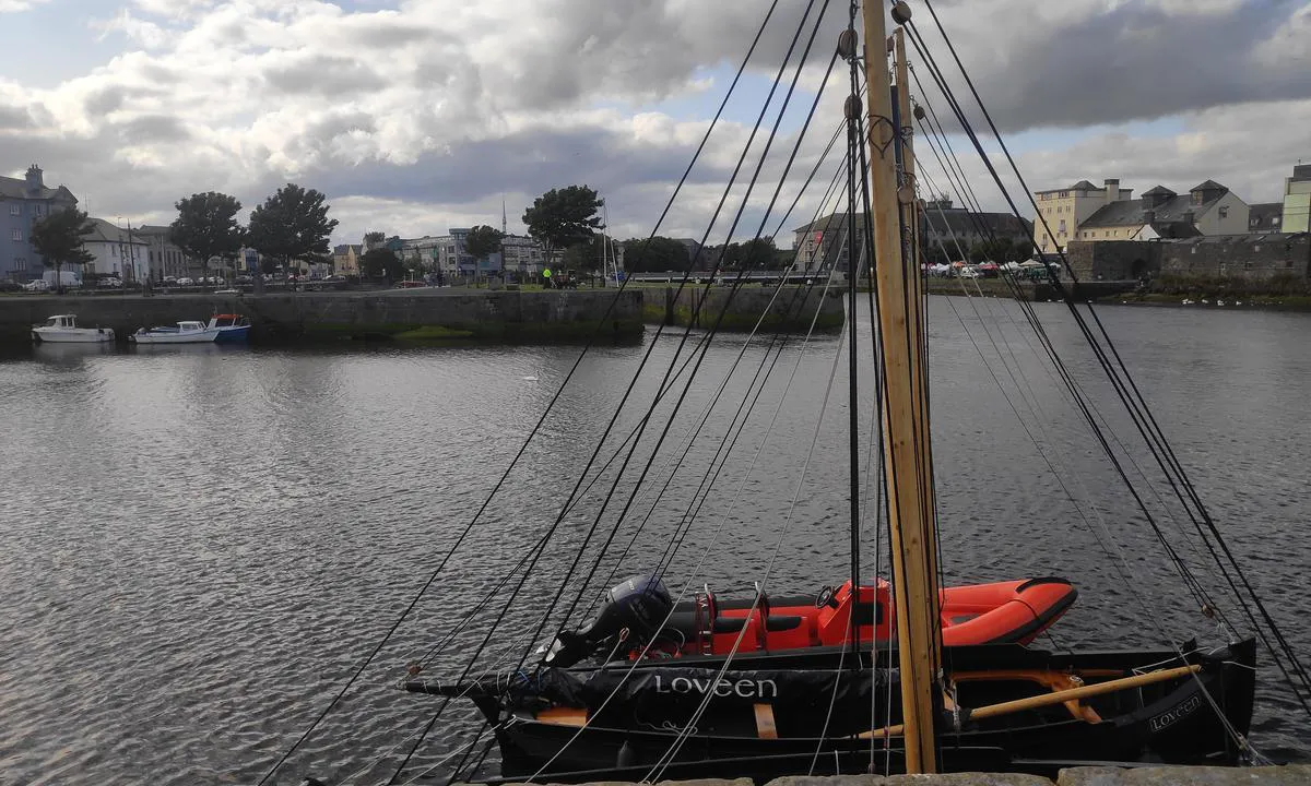 {"base": "en", "no": "Ser opp mot inngangen til Claddagh Basin. Dette er en inngang til et kanalbasseng som har en sj\u00f8sluse.", "se": "Tittar upp mot ing\u00e5ngen till Claddagh Basin. Vilket \u00e4r en ing\u00e5ng till en kanalbass\u00e4ng som har en kanalhavs-slusport.", "en": "Looking up towards the entrance to Claddagh Basin. Which is an entrance to a canal basin that has a canal-sea lockgate.", "da": "Kigger op mod indgangen til Claddagh Basin. Som er en indgang til et kanalsbassin, der har en kanal-hav sluseport.", "fr": "En regardant vers l'entr\u00e9e du bassin de Claddagh. C'est une entr\u00e9e de bassin de canal qui a une porte d'\u00e9cluse entre le canal et la mer.", "de": "Blick nach oben in Richtung des Eingangs zum Claddagh Basin, einem Eingang zu einem Kanalbecken mit einer Schleusent\u00fcr zur See.", "es": "Mirando hacia la entrada del Claddagh Basin. Que es una entrada a una cuenca de canal que tiene una esclusa canal-mar.", "it": "Guardando verso l'ingresso del Claddagh Basin. Che \u00e8 un ingresso a un bacino del canale che ha una chiusa canal-mare.", "pt": "Olhando em dire\u00e7\u00e3o \u00e0 entrada da Bacia de Claddagh. Que \u00e9 uma entrada para uma bacia de canal que possui uma eclusa canal-mar.", "nl": "Kijkt richting de ingang van het Claddagh Basin. Dit is een ingang naar een kanaalbassin met een kanaal-zeesluis.", "pl": "Patrz\u0105c w g\u00f3r\u0119 w stron\u0119 wej\u015bcia do Basenu Claddagh. Jest to wej\u015bcie do basenu kana\u0142owego, kt\u00f3ry ma \u015bluz\u0119 morsk\u0105.", "uk": "\u0414\u0438\u0432\u043b\u044f\u0447\u0438\u0441\u044c \u0432\u0433\u043e\u0440\u0443 \u0434\u043e \u0432\u0445\u043e\u0434\u0443 \u0432 Claddagh Basin. \u0426\u0435 \u0432\u0445\u0456\u0434 \u0434\u043e \u043a\u0430\u043d\u0430\u043b\u044c\u043d\u043e\u0433\u043e \u0431\u0430\u0441\u0435\u0439\u043d\u0443, \u044f\u043a\u0438\u0439 \u043c\u0430\u0454 \u0448\u043b\u044e\u0437 \u043c\u0456\u0436 \u043a\u0430\u043d\u0430\u043b\u043e\u043c \u0442\u0430 \u043c\u043e\u0440\u0435\u043c.", "ro": "Privind \u00een sus spre intrarea \u00een Claddagh Basin. Care este o intrare \u00eentr-un bazin de canal care are o ecluz\u0103 \u00eentre canal \u0219i mare.", "tr": "Claddagh Havzas\u0131 giri\u015fine do\u011fru bak\u0131\u015f. Buras\u0131, deniz-kanal kilit kap\u0131s\u0131na sahip bir kanal havzas\u0131n\u0131n giri\u015fidir.", "el": "\u039a\u03bf\u03b9\u03c4\u03ac\u03b6\u03bf\u03bd\u03c4\u03b1\u03c2 \u03c0\u03c1\u03bf\u03c2 \u03c4\u03b7\u03bd \u03b5\u03af\u03c3\u03bf\u03b4\u03bf \u03c4\u03b7\u03c2 \u03bb\u03b5\u03ba\u03ac\u03bd\u03b7\u03c2 \u03c4\u03bf\u03c5 Claddagh. \u03a0\u03bf\u03c5 \u03b5\u03af\u03bd\u03b1\u03b9 \u03bc\u03b9\u03b1 \u03b5\u03af\u03c3\u03bf\u03b4\u03bf\u03c2 \u03c3\u03b5 \u03bc\u03b9\u03b1 \u03bb\u03b5\u03ba\u03ac\u03bd\u03b7 \u03ba\u03b1\u03bd\u03b1\u03bb\u03b9\u03bf\u03cd \u03c0\u03bf\u03c5 \u03ad\u03c7\u03b5\u03b9 \u03bc\u03b9\u03b1 \u03c0\u03cd\u03bb\u03b7 \u03ba\u03bb\u03b5\u03b9\u03b4\u03b1\u03c1\u03b9\u03ac\u03c2 \u03ba\u03b1\u03bd\u03b1\u03bb\u03b9\u03bf\u03cd-\u03b8\u03ac\u03bb\u03b1\u03c3\u03c3\u03b1\u03c2.", "cs": "D\u00edvat se sm\u011brem k vjezdu do Claddagh Basin. Co\u017e je vjezd do kan\u00e1lov\u00e9 p\u00e1nve, kter\u00e1 m\u00e1 kan\u00e1lov\u00e9 p\u0159\u00edlivov\u00e9 vrata.", "hu": "A Claddagh-medence bej\u00e1rata fel\u00e9 n\u00e9zve. Ez egy csatorna medenc\u00e9j\u00e9nek bej\u00e1rata, amelynek csatorna-tengeri zsilipkapuja van.", "fi": "Katsomassa yl\u00f6s kohti Claddagh Basinin sis\u00e4\u00e4nk\u00e4ynti\u00e4, joka on kanava-altaan sis\u00e4\u00e4nk\u00e4ynti, jossa on kanava-merisulkuportti.", "bg": "\u041f\u043e\u0433\u043b\u0435\u0434 \u043d\u0430\u0433\u043e\u0440\u0435 \u043a\u044a\u043c \u0432\u0445\u043e\u0434\u0430 \u043d\u0430 \u041a\u043b\u0430\u0434\u0430\u0433 \u0411\u0430\u0441\u0435\u0439\u043d. \u041a\u043e\u0435\u0442\u043e \u0435 \u0432\u0445\u043e\u0434 \u043a\u044a\u043c \u043a\u0430\u043d\u0430\u043b\u0435\u043d \u0431\u0430\u0441\u0435\u0439\u043d, \u043a\u043e\u0439\u0442\u043e \u0438\u043c\u0430 \u043c\u043e\u0440\u0441\u043a\u0430 \u0448\u043b\u044e\u0437\u0430.", "sr": "Gledaju\u0107i prema ulazu u Claddagh Basin. To je ulaz u bazen kanala koji ima kanalsko-morsku kapiju.", "et": "Vaade \u00fclespoole Claddagh' basseinile viiva sissep\u00e4\u00e4su suunas. See on sissep\u00e4\u00e4s kanali basseinile, millel on kanali-mere l\u00fc\u00fcs.", "lv": "Paskatoties uz Kladdagas baseina ieeju. T\u0101 ir ieeja kan\u0101la basein\u0101, kur\u0101 ir kan\u0101la-j\u016bras aizsargv\u0101rti.", "lt": "\u017di\u016brint link \u012f\u0117jimo \u012f Claddagh Basin. Tai yra \u012f\u0117jimas \u012f kanalo basein\u0105, kuris turi j\u016bros spyn\u0105."}