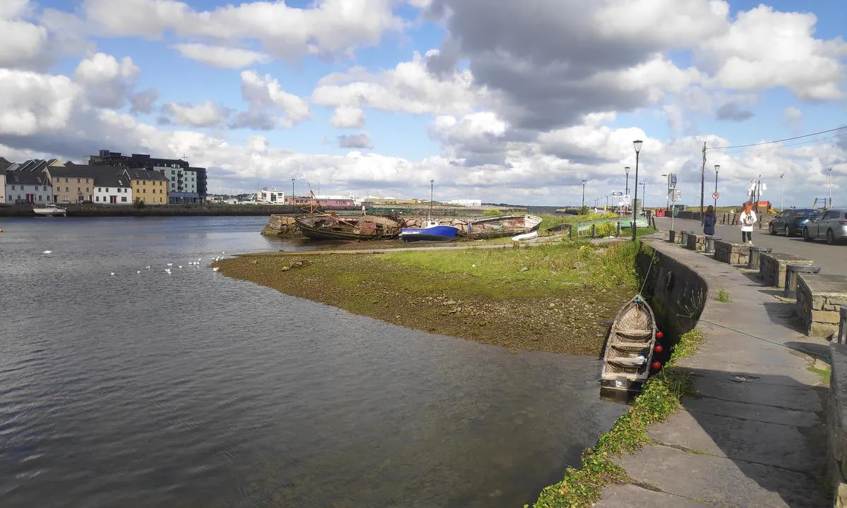 Claddagh: {"base": "en", "no": "Noen b\u00e5ter som ikke skal ut med det f\u00f8rste og en slippevei.", "se": "N\u00e5gra b\u00e5tar som inte kommer att g\u00e5 ut snart och en slip.", "en": "Some boats that won't be going out anytime soon and a slip way.", "da": "Nogle b\u00e5de, der ikke skal ud p\u00e5 vandet forel\u00f8big og en sl\u00e6bested.", "fr": "Quelques bateaux qui ne sortiront pas de sit\u00f4t et une cale de halage.", "de": "Einige Boote, die in absehbarer Zeit nicht hinausfahren werden, und eine Slipanlage.", "es": "Algunos barcos que no saldr\u00e1n en ning\u00fan momento y una rampa para embarcaciones.", "it": "Alcune barche che non salperanno presto e una scivolata.", "pt": "Alguns barcos que n\u00e3o sair\u00e3o t\u00e3o cedo e uma rampa de lan\u00e7amento.", "nl": "Een paar boten die voorlopig niet uitvaren en een hellingbaan.", "pl": "Niekt\u00f3re \u0142odzie, kt\u00f3re w najbli\u017cszym czasie nie wyp\u0142yn\u0105, oraz pochylnia do wci\u0105gania \u0142odzi.", "uk": "\u0414\u0435\u044f\u043a\u0456 \u0447\u043e\u0432\u043d\u0438, \u044f\u043a\u0456 \u043d\u0435 \u0432\u0438\u0439\u0434\u0443\u0442\u044c \u0432 \u043c\u043e\u0440\u0435 \u043d\u0430\u0439\u0431\u043b\u0438\u0436\u0447\u0438\u043c \u0447\u0430\u0441\u043e\u043c, \u0442\u0430 \u0441\u043f\u0443\u0441\u043a\u043e\u0432\u0438\u0439 \u0448\u043b\u044f\u0445.", "ro": "C\u00e2teva b\u0103rci care nu vor ie\u0219i \u00een cur\u00e2nd \u0219i o ramp\u0103 de lansare.", "tr": "Yak\u0131n zamanda denize a\u00e7\u0131lmayacak baz\u0131 tekneler ve bir k\u0131zak yolu.", "el": "\u039c\u03b5\u03c1\u03b9\u03ba\u03ac \u03c3\u03ba\u03ac\u03c6\u03b7 \u03c0\u03bf\u03c5 \u03b4\u03b5\u03bd \u03b8\u03b1 \u03b2\u03b3\u03bf\u03c5\u03bd \u03c3\u03cd\u03bd\u03c4\u03bf\u03bc\u03b1 \u03ba\u03b1\u03b9 \u03bc\u03b9\u03b1 \u03c1\u03ac\u03bc\u03c0\u03b1 \u03ba\u03b1\u03b8\u03ad\u03bb\u03ba\u03c5\u03c3\u03b7\u03c2.", "cs": "N\u011bkter\u00e9 lod\u011b, kter\u00e9 n\u011bjakou dobu nevypluj\u00ed, a sjezdov\u00e1 rampa.", "hu": "N\u00e9h\u00e1ny haj\u00f3, amelyek mostan\u00e1ban nem fognak kihaj\u00f3zni \u00e9s egy slipway.", "fi": "Muutamat veneet, jotka eiv\u00e4t ole l\u00e4hd\u00f6ss\u00e4 vesille l\u00e4hiaikoina, ja laskuluiska.", "bg": "\u041d\u044f\u043a\u043e\u0438 \u043b\u043e\u0434\u043a\u0438, \u043a\u043e\u0438\u0442\u043e \u043d\u044f\u043c\u0430 \u0434\u0430 \u0438\u0437\u043b\u0438\u0437\u0430\u0442 \u0441\u043a\u043e\u0440\u043e, \u0438 \u0435\u0434\u043d\u0430 \u043d\u0430\u043a\u043b\u043e\u043d\u0435\u043d\u0430 \u0440\u0430\u043c\u043f\u0430.", "sr": "Neki brodovi koji ne\u0107e isploviti uskoro i jedna rampa za spu\u0161tanje.", "et": "M\u00f5ned paadid, mis niipea v\u00e4lja ei l\u00e4he, ja kaldteed.", "lv": "Da\u017eas laivas, kas dr\u012bzum\u0101 neizies j\u016br\u0101, un laivu nobrauktuve.", "lt": "Keletas valteli\u0173, kurios artimiausiu metu nei\u0161plauks, ir slydimo kelias."}