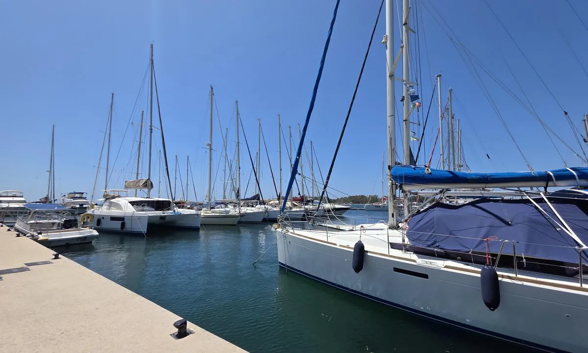 {"base": "no", "no": "Marina ferge over til Preveza Marina for medlemmer av Cleopatra Marina til venstre i bildet.", "se": "Marina f\u00e4rja \u00f6ver till Preveza Marina f\u00f6r medlemmar av Cleopatra Marina till v\u00e4nster i bilden.", "en": "Marina ferry over to Preveza Marina for members of Cleopatra Marina on the left in the picture.", "da": "Marina f\u00e6rge over til Preveza Marina for medlemmer af Cleopatra Marina til venstre i billedet.", "fr": "Marina ferry vers Preveza Marina pour les membres de Cleopatra Marina \u00e0 gauche sur l'image.", "de": "Marina-F\u00e4hre nach Preveza Marina f\u00fcr Mitglieder der Cleopatra Marina links im Bild.", "es": "Transbordador de la marina hacia Preveza Marina para miembros de Cleopatra Marina a la izquierda en la imagen.", "it": "Traghetto della marina per Preveza Marina per i membri di Cleopatra Marina a sinistra nell'immagine.", "pt": "Marina ferry para Preveza Marina para membros de Cleopatra Marina \u00e0 esquerda na imagem.", "nl": "Veerboot naar Preveza Marina voor leden van Cleopatra Marina links op de foto.", "pl": "Marina promowa do Preveza Marina dla cz\u0142onk\u00f3w Cleopatra Marina po lewej stronie na zdj\u0119ciu.", "uk": "\u041f\u0430\u0440\u043e\u043c\u043d\u0430 \u043f\u0435\u0440\u0435\u043f\u0440\u0430\u0432\u0430 \u0434\u043e \u041f\u0440\u0435\u0432\u0435\u0437\u0438 \u041c\u0430\u0440\u0438\u043d\u0430 \u0434\u043b\u044f \u0447\u043b\u0435\u043d\u0456\u0432 Cleopatra Marina \u0437\u043b\u0456\u0432\u0430 \u043d\u0430 \u043a\u0430\u0440\u0442\u0438\u043d\u0446\u0456.", "ro": "Feribotul din Marina peste c\u0103tre Preveza Marina pentru membrii Cleopatra Marina \u00een partea st\u00e2ng\u0103 a imaginii.", "tr": "Preveza Marina'ya \u00fcye olanlar i\u00e7in Cleopatra Marina'n\u0131n solunda Marina feribotu.", "el": "\u039c\u03b1\u03c1\u03af\u03bd\u03b1 \u03c6\u03ad\u03c1\u03b9 \u03b3\u03b9\u03b1 \u03c4\u03b7\u03bd \u03a0\u03c1\u03ad\u03b2\u03b5\u03b6\u03b1 \u039c\u03b1\u03c1\u03af\u03bd\u03b1 \u03b3\u03b9\u03b1 \u03bc\u03ad\u03bb\u03b7 \u03c4\u03b7\u03c2 \u039c\u03b1\u03c1\u03af\u03bd\u03b1\u03c2 \u039a\u03bb\u03b5\u03bf\u03c0\u03ac\u03c4\u03c1\u03b1\u03c2 \u03c3\u03c4\u03b1 \u03b1\u03c1\u03b9\u03c3\u03c4\u03b5\u03c1\u03ac \u03c4\u03b7\u03c2 \u03b5\u03b9\u03ba\u03cc\u03bd\u03b1\u03c2.", "cs": "Marina trajekt na Prevezu Marina pro \u010dleny Cleopatra Marina vlevo na obr\u00e1zku.", "hu": "Marina komp Prevez\u00e1ba Cleopatra Marina tagok r\u00e9sz\u00e9re a bal oldalon l\u00e9v\u0151 k\u00e9p.", "fi": "Marinalaiva Prevezan puolelle Marina Cleopatra Marinan j\u00e4senille kuvan vasemmalla puolella.", "bg": "\u041c\u0430\u0440\u0438\u043d\u0430 \u0444\u0435\u0440\u0438\u0431\u043e\u0442 \u043a\u044a\u043c \u041f\u0440\u0435\u0432\u0435\u0437\u0430. \u041c\u0430\u0440\u0438\u043d\u0430 \u0437\u0430 \u0447\u043b\u0435\u043d\u043e\u0432\u0435 \u043d\u0430 Cleopatra Marina \u0432\u043b\u044f\u0432\u043e \u043d\u0430 \u0438\u0437\u043e\u0431\u0440\u0430\u0436\u0435\u043d\u0438\u0435\u0442\u043e.", "sr": "Marina trajekt prema Prevezi. Marina za \u010dlanove Cleopatra Marine sa leve strane na slici.", "et": "Marina parvlaev Prevezasse \u00fcle Cleopatra Marina liikmetele pildi vasakul poolel.", "lv": "Marinas pr\u0101mis uz Preveza Cleopatra Marina dal\u012bbniekiem pa kreisi att\u0113l\u0101.", "lt": "Marina perk\u0117la \u012f Prevez\u0105 Marina Cleopatra nariams kair\u0117je paveiksl\u0117lio pus\u0117je."}