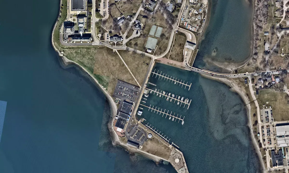 Flyfoto av Coasters Harbor Island Marina, MWR