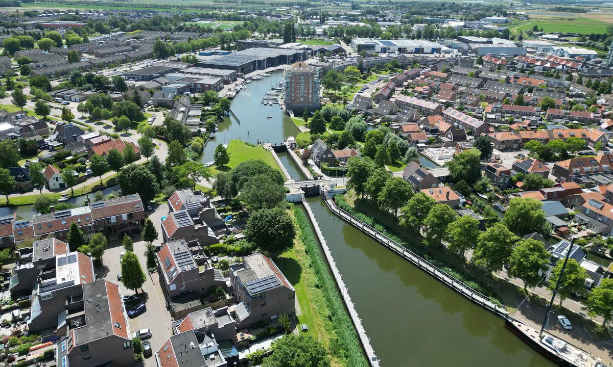 Contest Yacht: {"base": "no", "no": "slusa midt i bildet", "se": "slussen mitt i bilden", "en": "the lock in the middle of the picture", "da": "slusen midt i billedet", "fr": "l'\u00e9cluse au milieu de l'image", "de": "die Schleuse in der Mitte des Bildes", "es": "la esclusa en medio de la imagen", "it": "la chiusa al centro dell'immagine", "pt": "a eclusa no meio da imagem", "nl": "de sluis in het midden van de afbeelding", "pl": "\u015bluz\u0105 po\u015brodku obrazu", "uk": "\u0448\u043b\u044e\u0437 \u043f\u043e\u0441\u0435\u0440\u0435\u0434\u0438\u043d\u0456 \u0437\u043e\u0431\u0440\u0430\u0436\u0435\u043d\u043d\u044f", "ro": "ecluza \u00een mijlocul imaginii", "tr": "resmin ortas\u0131nda kilit", "el": "\u03b7 \u03b4\u03b9\u03ce\u03c1\u03c5\u03b3\u03b1 \u03c3\u03c4\u03b7 \u03bc\u03ad\u03c3\u03b7 \u03c4\u03b7\u03c2 \u03b5\u03b9\u03ba\u03cc\u03bd\u03b1\u03c2", "cs": "zdymadlo uprost\u0159ed na obr\u00e1zku", "hu": "a zsilip a k\u00e9p k\u00f6zep\u00e9n", "fi": "sulku keskell\u00e4 kuvaa", "bg": "\u0448\u043b\u044e\u0437 \u0432 \u0441\u0440\u0435\u0434\u0430\u0442\u0430 \u043d\u0430 \u043a\u0430\u0440\u0442\u0438\u043d\u0430\u0442\u0430", "sr": "\u0441\u043b\u0443\u0448\u0430 \u0443 \u0441\u0440\u0435\u0434\u0438\u043d\u0438 \u0441\u043b\u0438\u043a\u0435", "et": "sluus keskel pildil", "lv": "sl\u016b\u017ea att\u0113la vid\u016b", "lt": "\u0161liuzas paveikslo viduryje"}