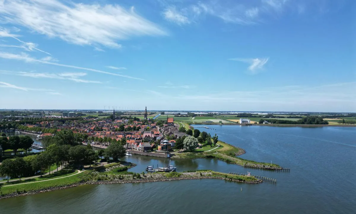 Medenblik - Oosterhaven: {"base": "no", "no": "Innsegling", "se": "Insegling", "en": "Approach", "da": "Indsejling", "fr": "Entr\u00e9e", "de": "Einfahrt", "es": "Entrada", "it": "Ingresso", "pt": "Entrada", "nl": "Binnenkomst", "pl": "Wp\u0142yni\u0119cie", "uk": "\u0412\u0445\u0456\u0434 \u0434\u043e \u043f\u043e\u0440\u0442\u0443", "ro": "Intrarea", "tr": "\u0130\u00e7eri Giri\u015f", "el": "\u0395\u03af\u03c3\u03bf\u03b4\u03bf\u03c2", "cs": "P\u0159\u00edjezd", "hu": "Bevitorl\u00e1z\u00e1s", "fi": "Sis\u00e4\u00e4najo", "bg": "\u0412\u0445\u043e\u0434", "sr": "Uplovljavanje", "et": "Sisses\u00f5it", "lv": "Iebrauk\u0161ana", "lt": "\u012eplaukimas"}