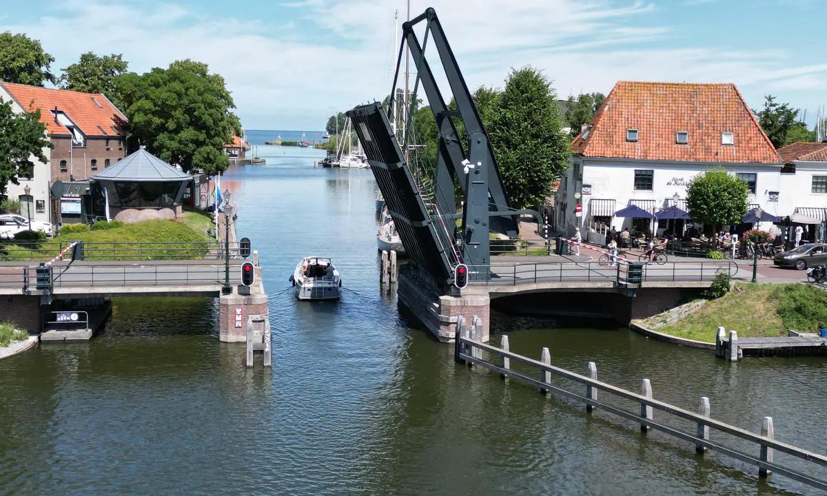 Contest Yacht: {"base": "no", "no": "Brua f\u00f8r slusa p\u00e5 veg inn.  Slusevakt i bua med rundt tak", "se": "Bron f\u00f6re slussen p\u00e5 v\u00e4g in. Slussvakt i huset med runt tak", "en": "The bridge before the lock on the way in. Lock keeper in the hut with a round roof", "da": "Broen f\u00f8r slusen p\u00e5 vej ind. Slusevagt i skuret med rundt tag", "fr": "Le pont avant l'\u00e9cluse en entrant. Garde de l'\u00e9cluse dans la cabane au toit rond", "de": "Die Br\u00fccke vor der Schleuse auf dem Weg hinein. Schleusenw\u00e4rter in der Bude mit rundem Dach.", "es": "El puente antes de la esclusa al entrar. Vigilante de la esclusa en la caseta con techo redondo", "it": "Il ponte prima della chiusa all'ingresso. Guardiano della chiusa nella cabina con il tetto rotondo", "pt": "A ponte antes da eclusa a caminho da entrada. Guarda da eclusa na cabana com teto redondo", "nl": "De brug voor de sluis op weg naar binnen. Sluiswachter in het hutje met rond dak", "pl": "Most przed \u015bluz\u0105 w drodze do \u015brodka. Stra\u017cnik \u015bluzy w budce z okr\u0105g\u0142ym dachem", "uk": "\u041c\u0456\u0441\u0442 \u043f\u0435\u0440\u0435\u0434 \u0448\u043b\u044e\u0437\u043e\u043c \u043d\u0430 \u0448\u043b\u044f\u0445\u0443 \u0434\u043e. \u041e\u0445\u043e\u0440\u043e\u043d\u0435\u0446\u044c \u0448\u043b\u044e\u0437\u0443 \u0432 \u0431\u0443\u0434\u0446\u0456 \u0437 \u043a\u0440\u0443\u0433\u043b\u0438\u043c \u0434\u0430\u0445\u043e\u043c", "ro": "Podul \u00eenainte de ecluz\u0103 pe drum \u00een\u0103untru. P\u0103zitorul ecluzei \u00een cabina cu acoperi\u0219 rotund", "tr": "Slusa girmeden \u00f6nceki k\u00f6pr\u00fc. Yuvarlak \u00e7at\u0131l\u0131 kul\u00fcbede sluse n\u00f6bet\u00e7isi", "el": "\u0397 \u03b3\u03ad\u03c6\u03c5\u03c1\u03b1 \u03c0\u03c1\u03b9\u03bd \u03c4\u03b7 \u03b4\u03b9\u03ce\u03c1\u03c5\u03b3\u03b1 \u03c3\u03c4\u03bf \u03b4\u03c1\u03cc\u03bc\u03bf \u03b5\u03b9\u03c3\u03cc\u03b4\u03bf\u03c5. \u03a6\u03cd\u03bb\u03b1\u03ba\u03b1\u03c2 \u03b4\u03b9\u03ce\u03c1\u03c5\u03b3\u03b1\u03c2 \u03c3\u03c4\u03bf \u03c0\u03b5\u03c1\u03af\u03c0\u03c4\u03b5\u03c1\u03bf \u03bc\u03b5 \u03c3\u03c4\u03c1\u03bf\u03b3\u03b3\u03c5\u03bb\u03ae \u03c3\u03c4\u03ad\u03b3\u03b7", "cs": "Most p\u0159ed zdymadlem na cest\u011b dovnit\u0159. Str\u00e1\u017ece zdymadla ve str\u00e1\u017enici s kulatou st\u0159echou", "hu": "A h\u00edd a zsilip el\u0151tt, ahogy befel\u00e9 tartunk. Zsilip\u0151r a kerek tetej\u0171 f\u00fclk\u00e9ben.", "fi": "Silta ennen sulkua matkalla sis\u00e4\u00e4n. Lukkovahdissa py\u00f6re\u00e4 kattoinen koppi.", "bg": "\u041c\u043e\u0441\u0442\u044a\u0442 \u043f\u0440\u0435\u0434\u0438 \u0448\u043b\u044e\u0437\u0430 \u043f\u043e \u043f\u044a\u0442\u044f \u043d\u0430\u0432\u044a\u0442\u0440\u0435. \u041f\u0430\u0437\u0430\u0447 \u043d\u0430 \u0448\u043b\u044e\u0437\u0430 \u0432 \u043a\u043e\u043b\u0438\u0431\u043a\u0430 \u0441\u044a\u0441 \u0437\u0430\u043e\u0431\u043b\u0435\u043d \u043f\u043e\u043a\u0440\u0438\u0432", "sr": "\u041c\u043e\u0441\u0442 \u043f\u0440\u0435 \u0431\u0440\u0430\u043d\u0435 \u043d\u0430 \u043f\u0443\u0442\u0443 \u0443\u043d\u0443\u0442\u0440\u0430. \u0427\u0443\u0432\u0430\u0440 \u0431\u0440\u0430\u043d\u0435 \u0443 \u043a\u0443\u045b\u0438\u0446\u0438 \u0441\u0430 \u043e\u043a\u0440\u0443\u0433\u043b\u0438\u043c \u043a\u0440\u043e\u0432\u043e\u043c", "et": "Sild enne l\u00fc\u00fcsi sisse minnes. L\u00fc\u00fcsi valvur \u00fcmmarguse katusega majas", "lv": "Tilts pirms sl\u016b\u017eas ce\u013c\u0101 uz iek\u0161pusi. Sl\u016b\u017eas uzraugs b\u016bd\u0101 ar apa\u013cu jumtu", "lt": "Tiltas prie\u0161ais \u0161liuz\u0105 pakeliui \u012f uost\u0105. \u0160liuz\u0173 pri\u017ei\u016br\u0117tojas b\u016bdel\u0117je su apvaliu stogu"}