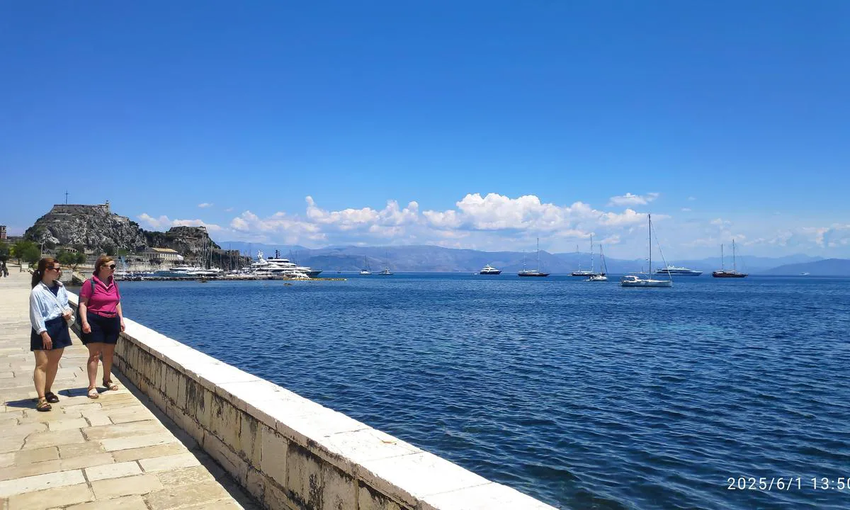 Corfu O. Garitsas: {"base": "en", "no": "Ser nord\u00f8stover over bukten, med den venetianske festningen i bakgrunnen.", "se": "Ser nordost \u00f6ver bukten, med den venetianska f\u00e4stningen i bakgrunden.", "en": "Looking northeasterly over the bay, with the Venetian fortress in the background.", "da": "Med blikket nord\u00f8st over bugten, med den venetianske f\u00e6stning i baggrunden.", "fr": "Regardant vers le nord-est sur la baie, avec la forteresse v\u00e9nitienne en arri\u00e8re-plan.", "de": "Blick nord\u00f6stlich \u00fcber die Bucht, mit der venezianischen Festung im Hintergrund.", "es": "Mirando hacia el noreste sobre la bah\u00eda, con la fortaleza veneciana al fondo.", "it": "Guardando verso nord-est sulla baia, con la fortezza veneziana sullo sfondo.", "pt": "Olhando para o nordeste sobre a ba\u00eda, com a fortaleza veneziana ao fundo.", "nl": "Kijkend naar het noordoosten over de baai, met het Venetiaanse fort op de achtergrond.", "pl": "Patrz\u0105c na p\u00f3\u0142nocny wsch\u00f3d przez zatok\u0119, z weneck\u0105 fortec\u0105 w tle.", "uk": "\u041f\u043e\u0433\u043b\u044f\u0434 \u0432 \u043f\u0456\u0432\u043d\u0456\u0447\u043d\u043e-\u0441\u0445\u0456\u0434\u043d\u043e\u043c\u0443 \u043d\u0430\u043f\u0440\u044f\u043c\u043a\u0443 \u0447\u0435\u0440\u0435\u0437 \u0431\u0443\u0445\u0442\u0443, \u0437 \u0432\u0435\u043d\u0435\u0446\u0456\u0430\u043d\u0441\u044c\u043a\u043e\u044e \u0444\u043e\u0440\u0442\u0435\u0446\u0435\u044e \u043d\u0430 \u0437\u0430\u0434\u043d\u044c\u043e\u043c\u0443 \u043f\u043b\u0430\u043d\u0456.", "ro": "Privind spre nord-est deasupra golfului, cu fort\u0103rea\u021ba vene\u021bian\u0103 \u00een fundal.", "tr": "Kuzeydo\u011fuya, arka planda Venedik kalesi ile birlikte k\u00f6rfezin \u00fczerine bak\u0131\u015f.", "el": "\u039a\u03bf\u03b9\u03c4\u03ac\u03b6\u03bf\u03bd\u03c4\u03b1\u03c2 \u03b2\u03bf\u03c1\u03b5\u03b9\u03bf\u03b1\u03bd\u03b1\u03c4\u03bf\u03bb\u03b9\u03ba\u03ac \u03c0\u03ac\u03bd\u03c9 \u03b1\u03c0\u03cc \u03c4\u03bf\u03bd \u03ba\u03cc\u03bb\u03c0\u03bf, \u03bc\u03b5 \u03c4\u03bf \u0395\u03bd\u03b5\u03c4\u03b9\u03ba\u03cc \u03c6\u03c1\u03bf\u03cd\u03c1\u03b9\u03bf \u03c3\u03c4\u03bf \u03b2\u03ac\u03b8\u03bf\u03c2.", "cs": "Pohled na severov\u00fdchod p\u0159es z\u00e1liv s ben\u00e1tskou pevnost\u00ed v pozad\u00ed.", "hu": "N\u00e9zzen \u00e9szakkelet fel\u00e9 az \u00f6b\u00f6l felett, a h\u00e1tt\u00e9rben a velencei er\u0151ddel.", "fi": "Katsoen koilliseen lahden yli, taustalla venetsialainen linnoitus.", "bg": "\u0413\u043b\u0435\u0434\u043a\u0430 \u043d\u0430 \u0441\u0435\u0432\u0435\u0440\u043e\u0438\u0437\u0442\u043e\u043a \u043d\u0430\u0434 \u0437\u0430\u043b\u0438\u0432\u0430 \u0441 \u0432\u0435\u043d\u0435\u0446\u0438\u0430\u043d\u0441\u043a\u0430\u0442\u0430 \u043a\u0440\u0435\u043f\u043e\u0441\u0442 \u043d\u0430 \u0437\u0430\u0434\u0435\u043d \u043f\u043b\u0430\u043d.", "sr": "Gledaju\u0107i prema severoistoku preko zaliva, sa venecijanskom tvr\u0111avom u pozadini.", "et": "Vaade p\u00f5hjakirdesse \u00fcle lahe, taustal Veneetsia kindlus.", "lv": "Skats uz zieme\u013caustrumiem p\u0101ri l\u012bcim ar Ven\u0113cijas cietoksni fon\u0101.", "lt": "\u017dvelgiant \u012f \u0161iaur\u0117s rytus per \u012flank\u0105, su Venecijos tvirtove fone."}