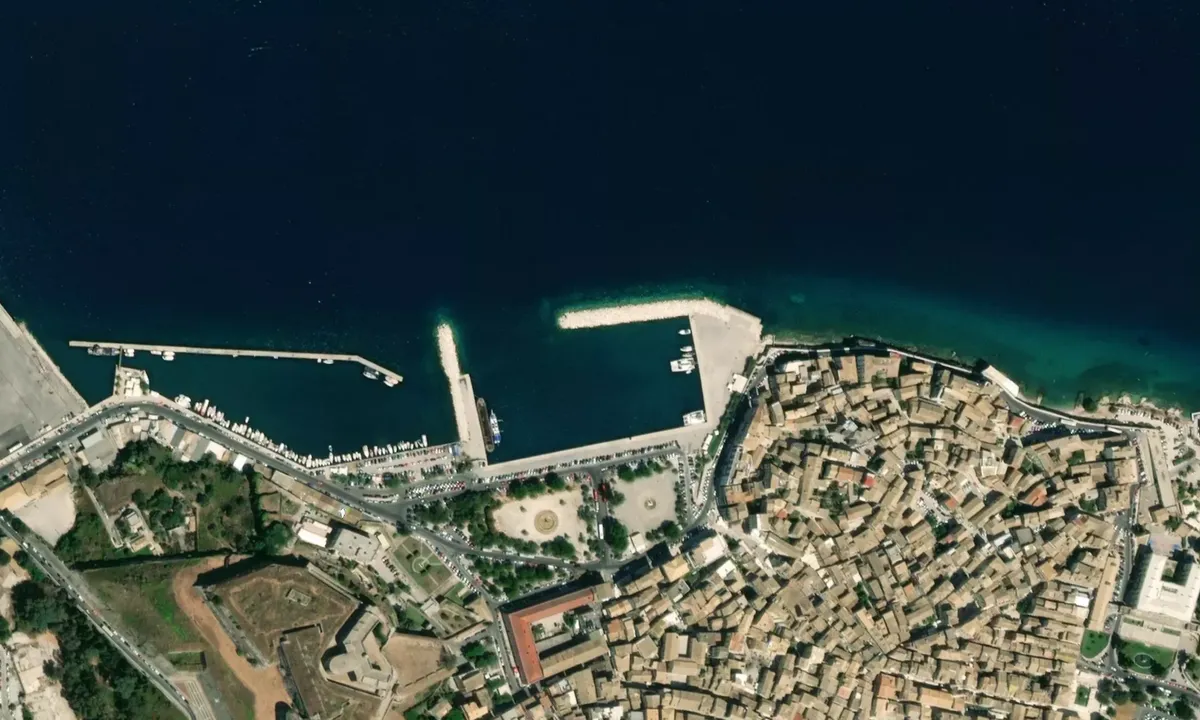 Flyfoto av Corfu Old Port