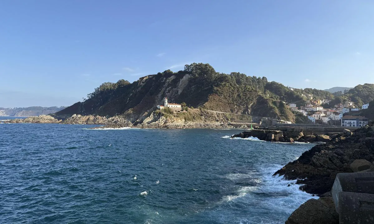 Cudillero - Asturias: {"base": "no", "no": "Fra innseilingen.", "se": "Fr\u00e5n inseglingen.", "en": "From the approach.", "da": "Fra indsejlingen.", "fr": "Depuis l'approche.", "de": "Von der Einfahrt.", "es": "Desde la entrada.", "it": "Dall'ingresso.", "pt": "Da entrada.", "nl": "Vanaf de binnenvaart.", "pl": "Od wej\u015bcia do portu.", "uk": "\u0412\u0456\u0434 \u043f\u043e\u0447\u0430\u0442\u043a\u0443 \u0432\u0445\u043e\u0434\u0443.", "ro": "De la intrare.", "tr": "Giri\u015ften.", "el": "\u0391\u03c0\u03cc \u03c4\u03b7\u03bd \u03b5\u03af\u03c3\u03bf\u03b4\u03bf.", "cs": "Od vjezdu do p\u0159\u00edstavu.", "hu": "A bej\u00e1ratt\u00f3l.", "fi": "Sis\u00e4\u00e4npurjehdusreitti\u00e4 pitkin.", "bg": "\u041e\u0442 \u0432\u043b\u0438\u0437\u0430\u043d\u0435\u0442\u043e \u0432 \u043f\u0440\u0438\u0441\u0442\u0430\u043d\u0438\u0449\u0435\u0442\u043e.", "sr": "Od uplovljenja.", "et": "Sissep\u00e4\u00e4sust.", "lv": "No ien\u0101k\u0161anas.", "lt": "Nuo \u012fplaukimo."}