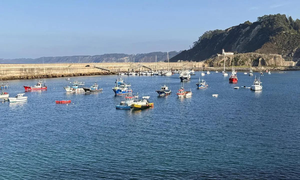 Cudillero - Asturias: {"base": "no", "no": "Det ligg mange b\u00e5ter bak moloen noe som vanskliggj\u00f8r ankring. Jeg fant heller ikke b\u00f8yer som etter min mening var brukbare.", "se": "Det ligger m\u00e5nga b\u00e5tar bakom piren vilket g\u00f6r ankring sv\u00e5rare. Jag hittade inte heller n\u00e5gra boj som enligt min mening var anv\u00e4ndbara.", "en": "There are many boats behind the breakwater which makes anchoring difficult. I also did not find any buoys that in my opinion were usable.", "da": "Der ligger mange b\u00e5de bag molen, hvilket g\u00f8r ankring vanskeligt. Jeg fandt heller ikke b\u00f8jer, som efter min mening var brugbare.", "fr": "Il y a beaucoup de bateaux derri\u00e8re le m\u00f4le, ce qui rend l'ancrage difficile. Je n'ai pas non plus trouv\u00e9 de bou\u00e9es qui, \u00e0 mon avis, \u00e9taient utilisables.", "de": "Es liegen viele Boote hinter der Mole, was das Ankern erschwert. Ich fand auch keine Bojen, die meiner Meinung nach brauchbar waren.", "es": "Hay muchos barcos detr\u00e1s del muelle de abrigo, lo que dificulta el anclaje. Tampoco encontr\u00e9 boyas que, en mi opini\u00f3n, fueran utilizables.", "it": "Ci sono molte barche dietro il molo, il che rende difficile l'ancoraggio. Inoltre, non ho trovato boe che, a mio avviso, fossero utilizzabili.", "pt": "H\u00e1 muitos barcos atr\u00e1s do molhe, o que dificulta a ancoragem. Tamb\u00e9m n\u00e3o encontrei boias que, na minha opini\u00e3o, fossem utiliz\u00e1veis.", "nl": "Er liggen veel boten achter de golfbreker wat het ankeren bemoeilijkt. Ook vond ik geen boeien die naar mijn mening bruikbaar waren.", "pl": "Za falochronem znajduje si\u0119 wiele \u0142odzi, co utrudnia kotwiczenie. Nie znalaz\u0142em r\u00f3wnie\u017c boi, kt\u00f3re moim zdaniem by\u0142yby u\u017cyteczne.", "uk": "\u0423 \u0433\u0430\u0432\u0430\u043d\u0456 \u0437\u0430 \u043c\u043e\u043b\u043e\u043c \u0431\u0430\u0433\u0430\u0442\u043e \u0447\u043e\u0432\u043d\u0456\u0432, \u0449\u043e \u0443\u0441\u043a\u043b\u0430\u0434\u043d\u044e\u0454 \u044f\u043a\u0456\u0440\u043d\u0443 \u0441\u0442\u043e\u044f\u043d\u043a\u0443. \u042f \u0442\u0430\u043a\u043e\u0436 \u043d\u0435 \u0437\u043d\u0430\u0439\u0448\u043e\u0432 \u0431\u0443\u0439\u043a\u0456\u0432, \u044f\u043a\u0456, \u043d\u0430 \u043c\u043e\u044e \u0434\u0443\u043c\u043a\u0443, \u0431\u0443\u043b\u0438 \u043f\u0440\u0438\u0434\u0430\u0442\u043d\u0438\u043c\u0438 \u0434\u043b\u044f \u0432\u0438\u043a\u043e\u0440\u0438\u0441\u0442\u0430\u043d\u043d\u044f.", "ro": "Exist\u0103 multe b\u0103rci \u00een spatele digului, ceea ce face dificil\u0103 ancorarea. Nici nu am g\u0103sit geamanduri care, \u00een opinia mea, s\u0103 fie utilizabile.", "tr": "Dalgak\u0131ran\u0131n arkas\u0131nda bir\u00e7ok tekne bulunuyor, bu da demir atmay\u0131 zorla\u015ft\u0131r\u0131yor. Ben de kendi g\u00f6rd\u00fc\u011f\u00fcm kadar\u0131yla kullan\u0131\u015fl\u0131 \u015famand\u0131ralar bulamad\u0131m.", "el": "\u03a0\u03bf\u03bb\u03bb\u03ac \u03c3\u03ba\u03ac\u03c6\u03b7 \u03b2\u03c1\u03af\u03c3\u03ba\u03bf\u03bd\u03c4\u03b1\u03b9 \u03c0\u03af\u03c3\u03c9 \u03b1\u03c0\u03cc \u03c4\u03bf\u03bd \u03ba\u03c5\u03bc\u03b1\u03c4\u03bf\u03b8\u03c1\u03b1\u03cd\u03c3\u03c4\u03b7, \u03ba\u03ac\u03c4\u03b9 \u03c0\u03bf\u03c5 \u03b4\u03c5\u03c3\u03c7\u03b5\u03c1\u03b1\u03af\u03bd\u03b5\u03b9 \u03c4\u03b7\u03bd \u03b1\u03b3\u03ba\u03c5\u03c1\u03bf\u03b2\u03cc\u03bb\u03b7\u03c3\u03b7. \u0394\u03b5\u03bd \u03b2\u03c1\u03ae\u03ba\u03b1 \u03b5\u03c0\u03af\u03c3\u03b7\u03c2 \u03c3\u03b7\u03bc\u03b1\u03b4\u03bf\u03cd\u03c1\u03b5\u03c2 \u03c0\u03bf\u03c5, \u03ba\u03b1\u03c4\u03ac \u03c4\u03b7 \u03b3\u03bd\u03ce\u03bc\u03b7 \u03bc\u03bf\u03c5, \u03ae\u03c4\u03b1\u03bd \u03c7\u03c1\u03ae\u03c3\u03b9\u03bc\u03b5\u03c2.", "cs": "Za vlnolamem kotv\u00ed mnoho lod\u00ed, co\u017e zt\u011b\u017euje kotven\u00ed. Tak\u00e9 jsem nena\u0161el \u017e\u00e1dn\u00e9 b\u00f3je, kter\u00e9 by podle m\u00e9ho n\u00e1zoru byly pou\u017eiteln\u00e9.", "hu": "Sok haj\u00f3 horgonyoz a hull\u00e1mt\u00f6r\u0151 m\u00f6g\u00f6tt, ami megnehez\u00edti a horgonyz\u00e1st. Haszn\u00e1lhat\u00f3 b\u00f3j\u00e1kat sem tal\u00e1ltam.", "fi": "Monet veneet ovat aallonmurtajan takana, mik\u00e4 vaikeuttaa ankkurointia. En my\u00f6sk\u00e4\u00e4n l\u00f6yt\u00e4nyt omaan mielest\u00e4ni k\u00e4ytt\u00f6kelpoisia poijuja.", "bg": "\u0417\u0430\u0434 \u0432\u044a\u043b\u043d\u043e\u043b\u043e\u043c\u0430 \u0438\u043c\u0430 \u043c\u043d\u043e\u0433\u043e \u043b\u043e\u0434\u043a\u0438, \u043a\u043e\u0435\u0442\u043e \u0437\u0430\u0442\u0440\u0443\u0434\u043d\u044f\u0432\u0430 \u0430\u043a\u043e\u0441\u0442\u0438\u0440\u0430\u043d\u0435\u0442\u043e. \u041d\u0435 \u043d\u0430\u043c\u0435\u0440\u0438\u0445 \u0438 \u0448\u0430\u043c\u0430\u043d\u0434\u0443\u0440\u0438, \u043a\u043e\u0438\u0442\u043e \u0441\u043f\u043e\u0440\u0435\u0434 \u043c\u0435\u043d \u0431\u044f\u0445\u0430 \u043f\u043e\u0434\u0445\u043e\u0434\u044f\u0449\u0438.", "sr": "Mnogo je brodova iza lukobrana, \u0161to ote\u017eava sidrenje. Nisam na\u0161ao ni bove koje su po mom mi\u0161ljenju bile upotrebljive.", "et": "Molo taga on palju paate, mis muudavad ankurdamise keeruliseks. Ma ei leidnud ka poid, mida minu arvates saaks kasutada.", "lv": "Aiz mola atrodas daudzi ku\u0123i, kas apgr\u016btina enkuro\u0161anos. Es ar\u012b neatradu bojas, kuras, manupr\u0101t, b\u016btu izmantojamas.", "lt": "Uosto viduje u\u017e molo yra daug laiv\u0173, d\u0117l ko sunku inkaruoti. Taip pat neradau pl\u016bdur\u0173, kurie, mano nuomone, b\u016bt\u0173 tinkami naudoti."}