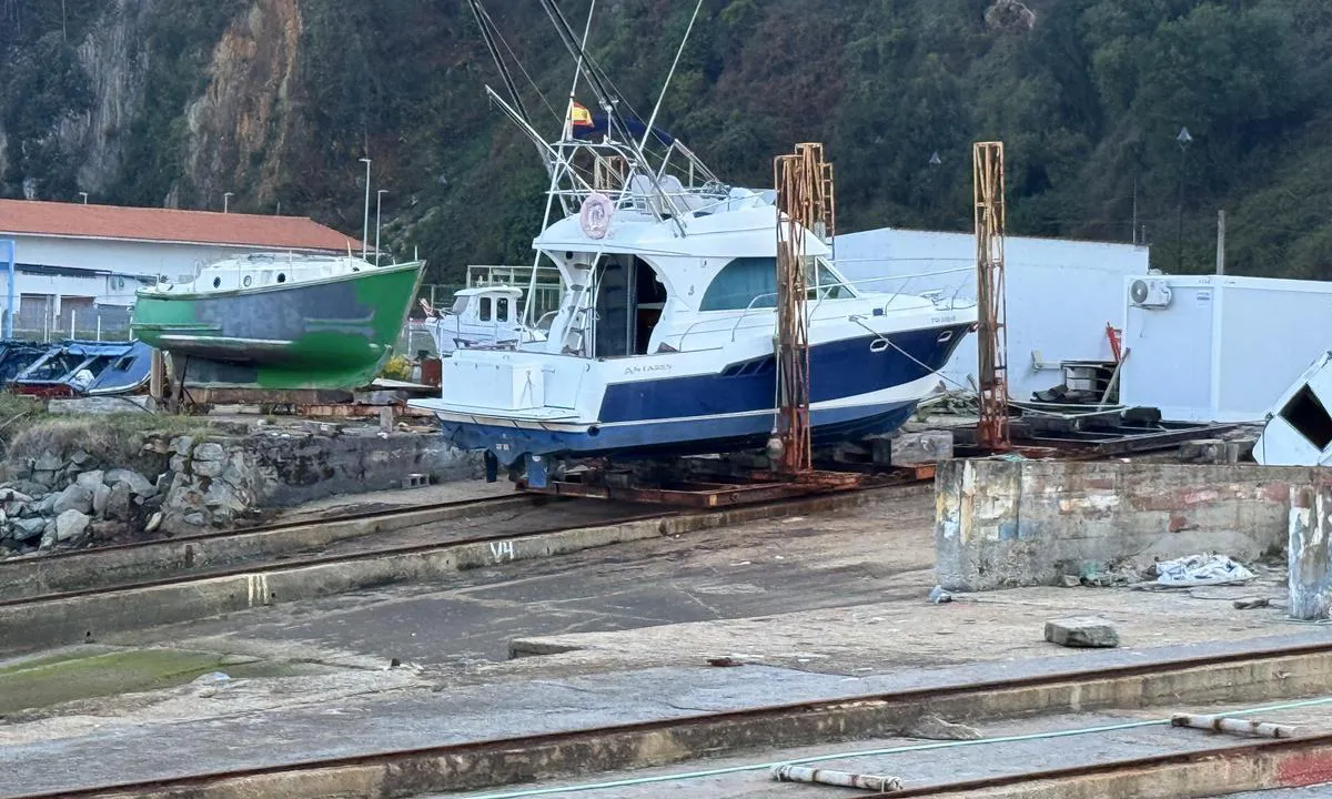 Cudillero - Asturias: {"base": "no", "no": "Storee slipper og verksted.", "se": "Storee slip och verkstad.", "en": "Storee slipway and workshop.", "da": "Storee v\u00e6rft og v\u00e6rksted.", "fr": "Storee slipway et atelier.", "de": "Storee Werft und Werkstatt.", "es": "Astillero y taller de Storee.", "it": "Grande scalo di alaggio e officina.", "pt": "Grande estaleiro e oficina.", "nl": "Storee scheepswerf en werkplaats.", "pl": "Slip i warsztat na Storee.", "uk": "\u0412\u0435\u0440\u0444\u0456 \u0442\u0430 \u043c\u0430\u0439\u0441\u0442\u0435\u0440\u043d\u0456 \u0421\u0442\u0443\u0440\u0435\u0454.", "ro": "\u0218antier naval \u0219i atelier Storee.", "tr": "Storee k\u0131za\u011f\u0131 ve tersanesi.", "el": "\u039c\u03b5\u03b3\u03ac\u03bb\u03bf \u03bd\u03b5\u03ce\u03c1\u03b9\u03bf \u03ba\u03b1\u03b9 \u03c3\u03c5\u03bd\u03b5\u03c1\u03b3\u03b5\u03af\u03bf.", "cs": "Storee skluz a lod\u011bnice.", "hu": "Storee cs\u00faszda \u00e9s m\u0171hely.", "fi": "Storee telakka ja korjaamo.", "bg": "\u041a\u043e\u0440\u0430\u0431\u043e\u0440\u0435\u043c\u043e\u043d\u0442\u0435\u043d \u0434\u043e\u043a \u0438 \u0440\u0430\u0431\u043e\u0442\u0438\u043b\u043d\u0438\u0446\u0430 Storee.", "sr": "Radionica i brodogradili\u0161te Stere.", "et": "Storee slipp ja t\u00f6\u00f6koda.", "lv": "Storee sl\u012bpera un darbn\u012bca.", "lt": "Storee slipas ir dirbtuv\u0117s."}