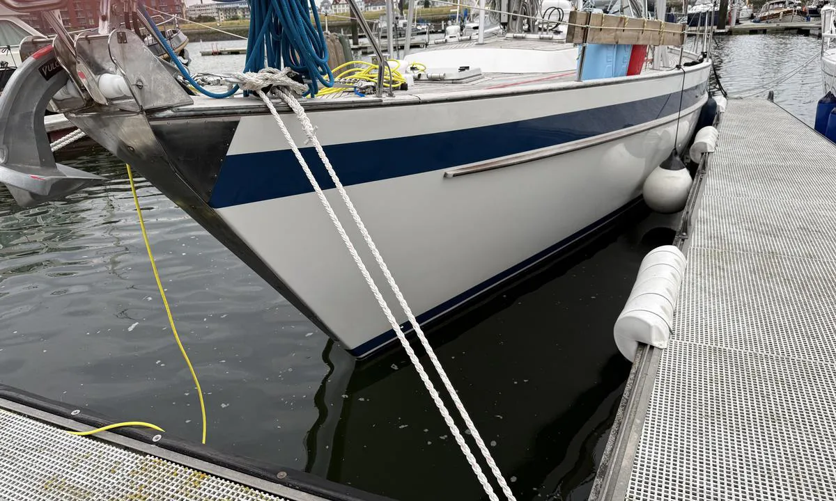 Cuxhaven: {"base": "se", "no": "Flytebrygger mellom plassene. Noen har beskyttelse langsmed, andre ikke.", "se": "Flytbryggor mellan platserna. Vissa har skydd l\u00e4ngsmed, andra inte.", "en": "Floating docks between the places. Some have protection along, others do not.", "da": "Flydebroer mellem pladserne. Nogle har beskyttelse langsmed, andre ikke.", "fr": "Des pontons flottants entre les emplacements. Certains sont prot\u00e9g\u00e9s le long du quai, d'autres non.", "de": "Schwimmstege zwischen den Liegepl\u00e4tzen. Einige haben Schutz entlang der Seite, andere nicht.", "es": "Muelles flotantes entre los lugares. Algunos tienen protecci\u00f3n a lo largo, otros no.", "it": "Pontili galleggianti tra gli ormeggi. Alcuni sono protetti lungo il lato, altri no.", "pt": "Pont\u00f5es flutuantes entre os lugares. Alguns t\u00eam prote\u00e7\u00e3o ao longo, outros n\u00e3o.", "nl": "Drijvende steigers tussen de plaatsen. Sommige hebben langs bescherming, anderen niet.", "pl": "P\u0142ywaj\u0105ce pomosty mi\u0119dzy miejscami. Niekt\u00f3re maj\u0105 os\u0142on\u0119 wzd\u0142u\u017c, inne nie.", "uk": "\u041f\u043b\u0430\u0432\u0443\u0447\u0456 \u043f\u0456\u0440\u0441\u0438 \u043c\u0456\u0436 \u043c\u0456\u0441\u0446\u044f\u043c\u0438. \u0414\u0435\u044f\u043a\u0456 \u043c\u0430\u044e\u0442\u044c \u0437\u0430\u0445\u0438\u0441\u0442 \u0443\u0437\u0434\u043e\u0432\u0436, \u0456\u043d\u0448\u0456 \u043d\u0456.", "ro": "Pontoane plutitoare \u00eentre locuri. Unele au protec\u021bie pe lateral, altele nu.", "tr": "Y\u00fczen iskeleler aras\u0131nda yerler. Baz\u0131lar\u0131 koruma alt\u0131ndad\u0131r, baz\u0131lar\u0131 de\u011fildir.", "el": "\u03a0\u03bb\u03c9\u03c4\u03ad\u03c2 \u03b1\u03c0\u03bf\u03b2\u03ac\u03b8\u03c1\u03b5\u03c2 \u03bc\u03b5\u03c4\u03b1\u03be\u03cd \u03c4\u03c9\u03bd \u03c3\u03b7\u03bc\u03b5\u03af\u03c9\u03bd. \u039f\u03c1\u03b9\u03c3\u03bc\u03ad\u03bd\u03b5\u03c2 \u03ad\u03c7\u03bf\u03c5\u03bd \u03c0\u03c1\u03bf\u03c3\u03c4\u03b1\u03c3\u03af\u03b1 \u03ba\u03b1\u03c4\u03ac \u03bc\u03ae\u03ba\u03bf\u03c2, \u03ac\u03bb\u03bb\u03b5\u03c2 \u03cc\u03c7\u03b9.", "cs": "Plovouc\u00ed mola mezi kotvi\u0161ti. N\u011bkter\u00e1 maj\u00ed ochranu po stran\u00e1ch, jin\u00e1 ne.", "hu": "\u00dasz\u00f3 pontonok a helyek k\u00f6z\u00f6tt. N\u00e9melyek oldalv\u00e9delmet ny\u00fajtanak, m\u00edg m\u00e1sok nem.", "fi": "Kelluvat laiturit paikkojen v\u00e4liss\u00e4. Joissakin on suojat pitkin, toisissa ei.", "bg": "\u041f\u043b\u0430\u0432\u0430\u0449\u0438 \u043a\u0435\u0439\u043e\u0432\u0435 \u043c\u0435\u0436\u0434\u0443 \u043c\u0435\u0441\u0442\u0430\u0442\u0430. \u041d\u044f\u043a\u043e\u0438 \u0438\u043c\u0430\u0442 \u0437\u0430\u0449\u0438\u0442\u0430 \u043f\u043e \u0434\u044a\u043b\u0436\u0438\u043d\u0430\u0442\u0430, \u0434\u0440\u0443\u0433\u0438 \u043d\u044f\u043c\u0430\u0442.", "sr": "\u041f\u043b\u0443\u0442\u0430\u0458\u0443\u045b\u0438 \u0434\u043e\u043a\u043e\u0432\u0438 \u0438\u0437\u043c\u0435\u0452\u0443 \u043c\u0435\u0441\u0442\u0430. \u041d\u0435\u043a\u0438 \u0438\u043c\u0430\u0458\u0443 \u0437\u0430\u0448\u0442\u0438\u0442\u0443 \u0434\u0443\u0436\u0438\u043d\u043e\u043c, \u0434\u0440\u0443\u0433\u0438 \u043d\u0435.", "et": "Ujuvkaid kohtade vahel. M\u00f5nel on kaitse piki k\u00fclge, teistel mitte.", "lv": "Peldmolas starp viet\u0101m. Da\u017eiem ir aizsardz\u012bba gar mal\u0101m, citiem nav.", "lt": "Pl\u016bduriuojantys pontonai tarp viet\u0173. Kai kurie turi apsaugas i\u0161ilgai, kiti ne."}