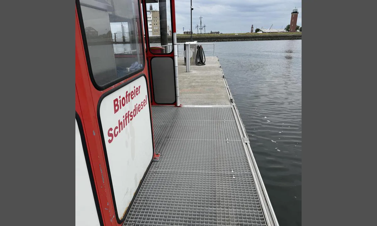 Cuxhaven: {"base": "se", "no": "Tankanlegg rett til h\u00f8yre ved innl\u00f8pet.", "se": "Tankstation direkt till h\u00f6ger om inloppet.", "en": "Fuel station immediately to the right of the entrance.", "da": "Tankstation direkte til h\u00f8jre ved indl\u00f8bet.", "fr": "Station de ravitaillement directement \u00e0 droite de l'entr\u00e9e.", "de": "Tankstelle direkt rechts von der Einfahrt.", "es": "Estaci\u00f3n de combustible directamente a la derecha de la entrada.", "it": "Stazione di rifornimento direttamente a destra dell'ingresso.", "pt": "Esta\u00e7\u00e3o de combust\u00edvel diretamente \u00e0 direita na entrada.", "nl": "Tankstation direct aan de rechterkant van de ingang.", "pl": "Stacja benzynowa bezpo\u015brednio po prawej stronie od wej\u015bcia.", "uk": "\u0417\u0430\u043f\u0440\u0430\u0432\u043d\u0430 \u0441\u0442\u0430\u043d\u0446\u0456\u044f \u0432\u0456\u0434\u0440\u0430\u0437\u0443 \u043f\u0440\u0430\u0432\u043e\u0440\u0443\u0447 \u0432\u0456\u0434 \u0432\u0445\u043e\u0434\u0443.", "ro": "Sta\u021bie de alimentare direct la dreapta de la intrare.", "tr": "Giri\u015ften hemen sa\u011fda bir yak\u0131t istasyonu bulunmaktad\u0131r.", "el": "\u03a3\u03c4\u03b1\u03b8\u03bc\u03cc\u03c2 \u03ba\u03b1\u03c5\u03c3\u03af\u03bc\u03c9\u03bd \u03b1\u03bc\u03ad\u03c3\u03c9\u03c2 \u03b4\u03b5\u03be\u03b9\u03ac \u03b1\u03c0\u03cc \u03c4\u03b7\u03bd \u03b5\u03af\u03c3\u03bf\u03b4\u03bf \u03c4\u03bf\u03c5 \u03bb\u03b9\u03bc\u03b1\u03bd\u03b9\u03bf\u03cd.", "cs": "\u010cerpac\u00ed stanice hned napravo od vjezdu.", "hu": "Benzink\u00fat k\u00f6zvetlen\u00fcl a bej\u00e1ratt\u00f3l jobbra.", "fi": "Tankkausasema heti satamaan tulon j\u00e4lkeen oikealla.", "bg": "\u0411\u0435\u043d\u0437\u0438\u043d\u043e\u0441\u0442\u0430\u043d\u0446\u0438\u044f \u0432\u0435\u0434\u043d\u0430\u0433\u0430 \u0432\u0434\u044f\u0441\u043d\u043e \u0441\u043b\u0435\u0434 \u0432\u0445\u043e\u0434\u0430.", "sr": "Benzinska stanica odmah desno od ulaza u luku.", "et": "Tankla otse sisses\u00f5idu paremal.", "lv": "Degvielas stacija tie\u0161i pa labi no ieejas.", "lt": "Degal\u0173 stotis tiesiai de\u0161in\u0117je \u012fplaukus."}