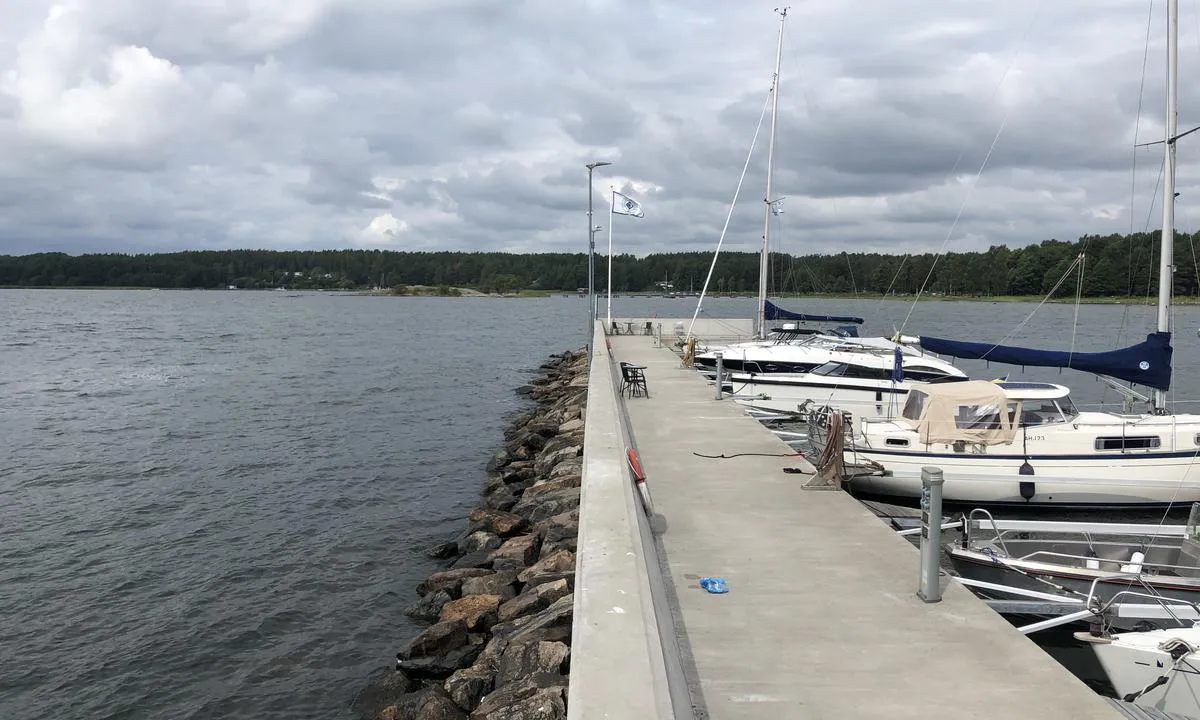 Dalarö Gästhamn: In Dalrö Gästhamn there is a small wave breaker in the harbour inlet, which protects the guest harbour.