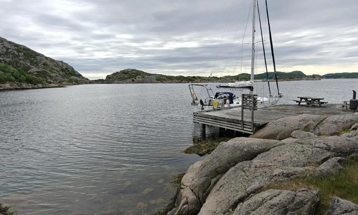 Dålibukta: {"base": "no", "no": "Seilb\u00e5t som stikker 2m har god dybde ved steinkaia innerst i bukta.", "se": "Segelb\u00e5t som sticker 2m har gott djup vid stenbryggan l\u00e4ngst in i bukten.", "en": "Sailboat with a draft of 2m has good depth at the stone pier at the innermost part of the bay.", "da": "Sejlb\u00e5d med et dybgang p\u00e5 2m har god dybde ved stenkajen inderst i bugten.", "fr": "Un voilier avec un tirant d'eau de 2\u00a0m a une bonne profondeur pr\u00e8s du quai en pierre au fond de la baie.", "de": "Eine Segelyacht mit einem Tiefgang von 2 m hat am steinernen Kai im innersten Teil der Bucht ausreichende Wassertiefe.", "es": "Un velero con un calado de 2m tiene buena profundidad en el muelle de piedra en el interior de la bah\u00eda.", "it": "Una barca a vela con un pescaggio di 2m ha una buona profondit\u00e0 vicino al molo in pietra all'interno della baia.", "pt": "Um veleiro com calado de 2m tem boa profundidade no cais de pedra no fundo da ba\u00eda.", "nl": "Zeilboot met een diepgang van 2m heeft een goede diepte bij de stenen kade in de binnenste bocht.", "pl": "\u017bagl\u00f3wka, kt\u00f3ra zanurza si\u0119 na 2m, ma dobr\u0105 g\u0142\u0119boko\u015b\u0107 przy kamiennym nabrze\u017cu na ko\u0144cu zatoki.", "uk": "\u0412\u0456\u0442\u0440\u0438\u043b\u044c\u043d\u0438\u043a \u0456\u0437 \u043e\u0441\u0430\u0434\u043a\u043e\u044e 2\u043c \u043c\u0430\u0454 \u0434\u043e\u0431\u0440\u0443 \u0433\u043b\u0438\u0431\u0438\u043d\u0443 \u0431\u0456\u043b\u044f \u043a\u0430\u043c'\u044f\u043d\u043e\u0433\u043e \u043f\u0440\u0438\u0447\u0430\u043b\u0443 \u0432\u0441\u0435\u0440\u0435\u0434\u0438\u043d\u0456 \u0437\u0430\u0442\u043e\u043a\u0438.", "ro": "O barc\u0103 cu vele care are un pescaj de 2m are o ad\u00e2ncime bun\u0103 la cheiul de piatr\u0103 din interiorul golfului.", "tr": "K\u0131\u00e7tan kara olan yelkenli tekne i\u00e7in 2m su \u00e7ekimi derinlik a\u00e7\u0131s\u0131ndan uygundur.", "el": "\u0399\u03c3\u03c4\u03b9\u03bf\u03c0\u03bb\u03bf\u03ca\u03ba\u03cc \u03c3\u03ba\u03ac\u03c6\u03bf\u03c2 \u03bc\u03b5 \u03b2\u03cd\u03b8\u03b9\u03c3\u03bc\u03b1 2\u03bc \u03ad\u03c7\u03b5\u03b9 \u03ba\u03b1\u03bb\u03cc \u03b2\u03ac\u03b8\u03bf\u03c2 \u03c3\u03c4\u03b7 \u03bb\u03b9\u03bc\u03b5\u03bd\u03b9\u03ba\u03ae \u03c0\u03c1\u03bf\u03b2\u03bb\u03ae\u03c4\u03b1 \u03c3\u03c4\u03b7\u03bd \u03b5\u03c3\u03c9\u03c4\u03b5\u03c1\u03b9\u03ba\u03ae \u03ac\u03ba\u03c1\u03b7 \u03c4\u03bf\u03c5 \u03ba\u03cc\u03bb\u03c0\u03bf\u03c5.", "cs": "Plachetnice s ponorem 2m m\u00e1 dobr\u00fd ponor u kamenn\u00e9ho mola v nejvnit\u0159n\u011bj\u0161\u00ed \u010d\u00e1sti z\u00e1toky.", "hu": "2 m mer\u00fcl\u00e9s\u0171 vitorl\u00e1shaj\u00f3nak j\u00f3 m\u00e9lys\u00e9g van az \u00f6b\u00f6l legm\u00e9ly\u00e9n l\u00e9v\u0151 k\u0151m\u00f3l\u00f3n\u00e1l.", "fi": "Purjevene, jonka syv\u00e4ys on 2m, p\u00e4\u00e4see hyvin ankkuroitumaan kivisatamaan lahden per\u00e4ll\u00e4.", "bg": "\u041f\u043b\u0430\u0442\u043d\u043e\u0445\u043e\u0434\u043a\u0430 \u0441 \u0433\u0430\u0437\u0435\u043d\u0435 \u043e\u0442 2 \u043c \u0438\u043c\u0430 \u0434\u043e\u0431\u0440\u0430 \u0434\u044a\u043b\u0431\u043e\u0447\u0438\u043d\u0430 \u043f\u0440\u0438 \u043a\u0430\u043c\u0435\u043d\u043d\u043e\u0442\u043e \u043a\u0435\u0439 \u0432\u044a\u0442\u0440\u0435 \u0432 \u0437\u0430\u043b\u0438\u0432\u0430.", "sr": "Jedrilica sa gazom od 2m ima dobru dubinu kod kamene obale u unutra\u0161njem delu zaliva.", "et": "Purjejaht, mis s\u00fcvistab 2m, leiab hea s\u00fcgavuse lahe sisemises osas kivikai \u00e4\u00e4res.", "lv": "Burulaiva ar 2 m iegrimi var dro\u0161i pietauvoties akmens molu visdzi\u013c\u0101kaj\u0101 l\u012b\u010da da\u013c\u0101.", "lt": "Burin\u0117 valtis su 2 m grimzle gali saugiai \u012fplaukti \u012f prieplauk\u0105 esan\u010di\u0105 \u012flankos viduje."}