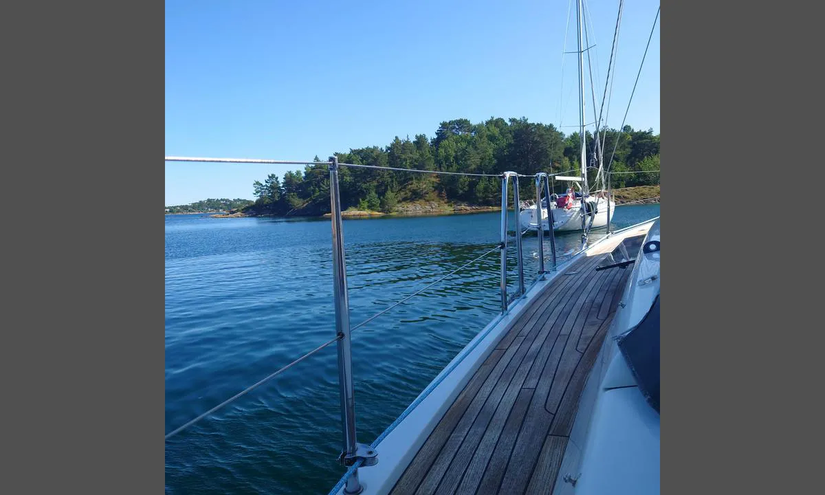 Dalskilen: {"base": "no", "no": "For anker p\u00e5 s\u00f8nnavind", "se": "F\u00f6r ankar vid sydvind", "en": "At anchor in a southern wind", "da": "For anker p\u00e5 s\u00f8ndenvind", "fr": "Au mouillage par vent du sud", "de": "Vor Anker bei S\u00fcdwind", "es": "Anclado al viento del sur", "it": "Alla fonda con vento del sud", "pt": "Ancorado em vento sul", "nl": "Voor anker bij zuidenwind", "pl": "Kotwicowisko na po\u0142udniowy wiatr", "uk": "\u041d\u0430 \u044f\u043a\u043e\u0440\u0456 \u0437 \u043f\u0456\u0432\u0434\u0435\u043d\u043d\u0438\u043c \u0432\u0456\u0442\u0440\u043e\u043c", "ro": "Ancorat la v\u00e2nt dinspre sud", "tr": "G\u00fcney r\u00fczgar\u0131nda demirleme", "el": "\u0391\u03b3\u03ba\u03c5\u03c1\u03bf\u03b2\u03bf\u03bb\u03b7\u03bc\u03ad\u03bd\u03bf\u03c2 \u03bc\u03b5 \u03bd\u03cc\u03c4\u03b9\u03bf \u03ac\u03bd\u03b5\u03bc\u03bf", "cs": "Na kotv\u011b p\u0159i ji\u017en\u00edm v\u011btru", "hu": "Horgonyzik d\u00e9li sz\u00e9lben", "fi": "Ankkurissa etel\u00e4tuulessa", "bg": "\u041d\u0430 \u043a\u043e\u0442\u0432\u0430 \u043f\u0440\u0438 \u044e\u0436\u0435\u043d \u0432\u044f\u0442\u044a\u0440", "sr": "Na sidru sa ju\u017enim vetrom", "et": "Ankrus l\u00f5unatuulega", "lv": "Ar enkuru pie dienvidv\u0113ja", "lt": "Ant inkar\u0173 piet\u0173 v\u0117jo metu"}