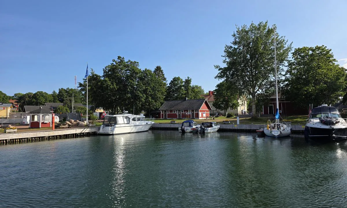 Degerby gästhamn: {"base": "no", "no": "Det er mulig \u00e5 fort\u00f8ye helt innerst i havnen for motorb\u00e5ter, men v\u00e6r observant da det er noen utstikkende stener og r\u00f8r.", "se": "Det \u00e4r m\u00f6jligt att f\u00f6rt\u00f6ja l\u00e4ngst in i hamnen f\u00f6r motorb\u00e5tar, men var uppm\u00e4rksam d\u00e5 det finns n\u00e5gra utskjutande stenar och r\u00f6r.", "en": "It is possible to moor at the very innermost part of the harbor for motorboats, but be observant as there are some protruding rocks and pipes.", "da": "Det er muligt at fort\u00f8je helt inderst i havnen for motorb\u00e5de, men v\u00e6r opm\u00e6rksom da der er nogle udstikkende sten og r\u00f8r.", "fr": "Il est possible d'amarrer tout au fond du port pour les bateaux \u00e0 moteur, mais soyez vigilant car il y a quelques pierres et tuyaux saillants.", "de": "Es ist m\u00f6glich, ganz innen im Hafen f\u00fcr Motorboote festzumachen, aber seien Sie aufmerksam, da es einige herausragende Steine und Rohre gibt.", "es": "Es posible amarrar en el fondo del puerto para embarcaciones a motor, pero est\u00e9 atento ya que hay algunas piedras y tuber\u00edas que sobresalen.", "it": "\u00c8 possibile ormeggiare all'estremit\u00e0 interna del porto per le barche a motore, ma fare attenzione poich\u00e9 ci sono delle pietre e dei tubi sporgenti.", "pt": "\u00c9 poss\u00edvel atracar bem no interior do porto para barcos a motor, mas seja atento, pois existem algumas pedras e tubos salientes.", "nl": "Het is mogelijk om helemaal binnenin de haven af te meren voor motorboten, maar wees voorzichtig want er zijn enkele uitstekende stenen en buizen.", "pl": "Jest mo\u017cliwe zacumowanie na samym ko\u0144cu portu dla motor\u00f3wek, ale nale\u017cy by\u0107 ostro\u017cnym, poniewa\u017c s\u0105 tam wystaj\u0105ce kamienie i rury.", "uk": "\u0404 \u043c\u043e\u0436\u043b\u0438\u0432\u0456\u0441\u0442\u044c \u043f\u0440\u0438\u0448\u0432\u0430\u0440\u0442\u0443\u0432\u0430\u0442\u0438\u0441\u044f \u0432 \u0441\u0430\u043c\u0456\u0439 \u0433\u043b\u0438\u0431\u0438\u043d\u0456 \u0433\u0430\u0432\u0430\u043d\u0456 \u0434\u043b\u044f \u043c\u043e\u0442\u043e\u0440\u043d\u0438\u0445 \u0447\u043e\u0432\u043d\u0456\u0432, \u0430\u043b\u0435 \u0431\u0443\u0434\u044c\u0442\u0435 \u0443\u0432\u0430\u0436\u043d\u0456, \u043e\u0441\u043a\u0456\u043b\u044c\u043a\u0438 \u0442\u0443\u0442 \u0454 \u0434\u0435\u044f\u043a\u0456 \u0432\u0438\u0441\u0442\u0443\u043f\u0430\u044e\u0447\u0456 \u043a\u0430\u043c\u0435\u043d\u0456 \u0442\u0430 \u0442\u0440\u0443\u0431\u0438.", "ro": "Este posibil s\u0103 acostezi ad\u00e2nc \u00een port pentru b\u0103rci cu motor, dar fii atent deoarece exist\u0103 c\u00e2teva pietre \u0219i \u021bevi care ies \u00een afar\u0103.", "tr": "Motorlu tekneler i\u00e7in liman\u0131n en i\u00e7 k\u0131sm\u0131na kadar yana\u015fmak m\u00fcmk\u00fcnd\u00fcr, ancak \u00e7\u0131k\u0131nt\u0131l\u0131 ta\u015flar ve borular oldu\u011fundan dikkatli olun.", "el": "\u0395\u03af\u03bd\u03b1\u03b9 \u03b4\u03c5\u03bd\u03b1\u03c4\u03cc\u03bd \u03bd\u03b1 \u03b4\u03ad\u03c3\u03b5\u03c4\u03b5 \u03b2\u03b1\u03b8\u03b9\u03ac \u03bc\u03ad\u03c3\u03b1 \u03c3\u03c4\u03bf \u03bb\u03b9\u03bc\u03ac\u03bd\u03b9 \u03b3\u03b9\u03b1 \u03bc\u03b7\u03c7\u03b1\u03bd\u03bf\u03ba\u03af\u03bd\u03b7\u03c4\u03b1 \u03c3\u03ba\u03ac\u03c6\u03b7, \u03b1\u03bb\u03bb\u03ac \u03bd\u03b1 \u03b5\u03af\u03c3\u03c4\u03b5 \u03c0\u03b1\u03c1\u03b1\u03c4\u03b7\u03c1\u03b7\u03c4\u03b9\u03ba\u03bf\u03af \u03ba\u03b1\u03b8\u03ce\u03c2 \u03c5\u03c0\u03ac\u03c1\u03c7\u03bf\u03c5\u03bd \u03c0\u03c1\u03bf\u03b5\u03be\u03ad\u03c7\u03bf\u03c5\u03c3\u03b5\u03c2 \u03c0\u03ad\u03c4\u03c1\u03b5\u03c2 \u03ba\u03b1\u03b9 \u03c3\u03c9\u03bb\u03ae\u03bd\u03b5\u03c2.", "cs": "Je mo\u017en\u00e9 zakotvit \u00fapln\u011b uvnit\u0159 p\u0159\u00edstavu pro motorov\u00e9 \u010dluny, ale bu\u010fte pozorn\u00ed, proto\u017ee jsou zde n\u011bjak\u00e9 vy\u010dn\u00edvaj\u00edc\u00ed kameny a trubky.", "hu": "Lehets\u00e9ges kik\u00f6tni eg\u00e9szen bel\u00fcl a kik\u00f6t\u0151ben motorcs\u00f3nakok sz\u00e1m\u00e1ra, de legyenek figyelmesek, mert n\u00e9h\u00e1ny ki\u00e1ll\u00f3 k\u0151 \u00e9s cs\u0151 tal\u00e1lhat\u00f3.", "fi": "On mahdollista kiinnitty\u00e4 aivan sataman sis\u00e4osaan moottoriveneill\u00e4, mutta ole tarkkaavainen, sill\u00e4 siell\u00e4 on joitakin ulkonevia kivi\u00e4 ja putkia.", "bg": "\u0412\u044a\u0437\u043c\u043e\u0436\u043d\u043e \u0435 \u0434\u0430 \u0441\u0435 \u0448\u0432\u0430\u0440\u0442\u043e\u0432\u0430 \u043d\u0430\u0439-\u0432\u044a\u0442\u0440\u0435 \u0432 \u043f\u0440\u0438\u0441\u0442\u0430\u043d\u0438\u0449\u0435\u0442\u043e \u0437\u0430 \u043c\u043e\u0442\u043e\u0440\u043d\u0438 \u043b\u043e\u0434\u043a\u0438, \u043d\u043e \u0431\u044a\u0434\u0435\u0442\u0435 \u0432\u043d\u0438\u043c\u0430\u0442\u0435\u043b\u043d\u0438, \u0442\u044a\u0439 \u043a\u0430\u0442\u043e \u0438\u043c\u0430 \u043d\u044f\u043a\u043e\u0438 \u0438\u0437\u0434\u0430\u0434\u0435\u043d\u0438 \u043a\u0430\u043c\u044a\u043d\u0438 \u0438 \u0442\u0440\u044a\u0431\u0438.", "sr": "Mogu\u0107e je vezati se skroz unutra u luci za motorne \u010damce, ali budite oprezni jer postoje neki izbo\u010deni kamenovi i cevi.", "et": "Sadama k\u00f5ige sisemisse ossa on v\u00f5imalik kinnituda mootorpaatidega, kuid ole t\u00e4helepanelik, kuna seal on m\u00f5ned v\u00e4ljaulatuvad kivid ja torud.", "lv": "Iesp\u0113jams pietauvoties pa\u0161\u0101 ostas iek\u0161ien\u0113 motorlaiv\u0101m, ta\u010du esiet uzman\u012bgi, jo ir da\u017eas izvirz\u012btas akme\u0146i un caurules.", "lt": "Galima prisi\u0161vartuoti pa\u010diame uosto gale, bet b\u016bkite atsarg\u016bs, kadangi yra i\u0161siki\u0161an\u010di\u0173 akmen\u0173 ir vamzd\u017ei\u0173."}