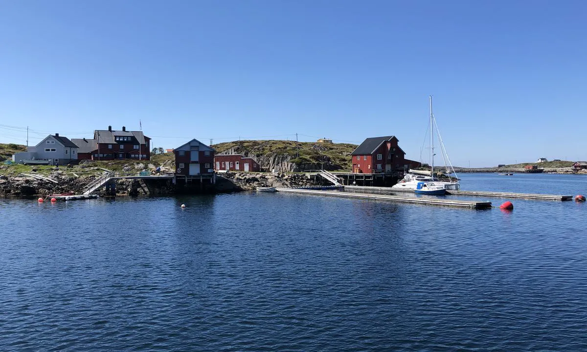 Utenfor «Den Muntre Matros» på Mausund finner du to store flytebrygger med plass til gjester.