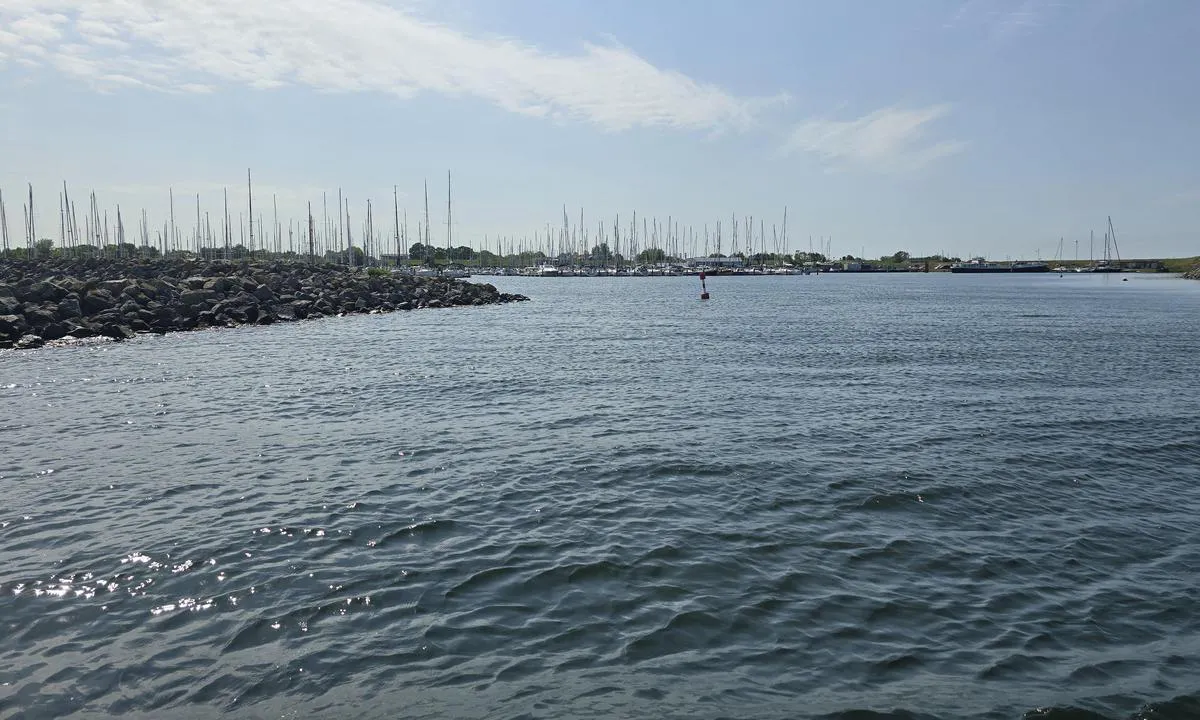 Den Osse Marina: {"base": "en", "no": "Inngangen til marinaen.", "se": "Ing\u00e5ng till marinan.", "en": "Entrance of the marina.", "da": "Indsejling til marinaen.", "fr": "Entr\u00e9e de la marina.", "de": "Einfahrt des Yachthafens.", "es": "Entrada de la marina.", "it": "Ingresso del porto turistico.", "pt": "Entrada da marina.", "nl": "Ingang van de jachthaven.", "pl": "Wej\u015bcie do mariny.", "uk": "\u0412\u0445\u0456\u0434 \u0434\u043e \u043c\u0430\u0440\u0438\u043d\u0438.", "ro": "Intrarea \u00een marin\u0103.", "tr": "Marina giri\u015fi.", "el": "\u0395\u03af\u03c3\u03bf\u03b4\u03bf\u03c2 \u03c4\u03b7\u03c2 \u03bc\u03b1\u03c1\u03af\u03bd\u03b1\u03c2.", "cs": "Vjezd do mar\u00edny.", "hu": "Kik\u00f6t\u0151 bej\u00e1rata.", "fi": "Sataman sis\u00e4\u00e4nk\u00e4ynti.", "bg": "\u0412\u0445\u043e\u0434 \u043d\u0430 \u043c\u0430\u0440\u0438\u043d\u0430\u0442\u0430.", "sr": "Ulaz u marinu.", "et": "Sissep\u00e4\u00e4s jahisadamasse.", "lv": "Jahtu ostas ieeja.", "lt": "\u012eplaukimas \u012f marin\u0105."}
