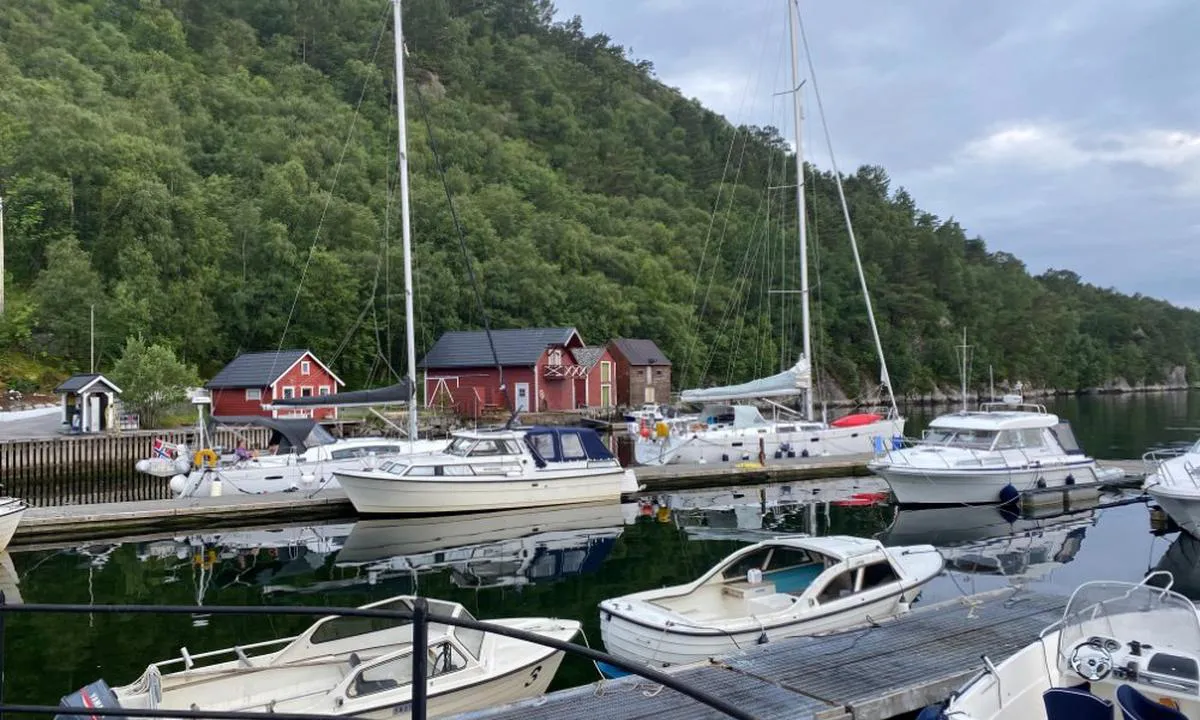 Dingja: Fortøyning langsides og i båser