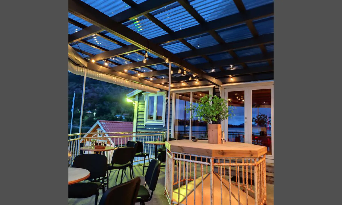Dingja: {"base": "no", "no": "Koselig terrasse ved selskaplokalet", "se": "Mysig terrass vid festlokalen", "en": "Cozy terrace by the event venue", "da": "Hyggelig terrasse ved selskabslokalet", "fr": "Terrasse agr\u00e9able pr\u00e8s de la salle de r\u00e9ception", "de": "Gem\u00fctliche Terrasse beim Veranstaltungshaus", "es": "Acogedora terraza junto al sal\u00f3n de actos", "it": "Terrazza accogliente presso la sala eventi", "pt": "Aconchegante terra\u00e7o junto ao sal\u00e3o de festas", "nl": "Gezellig terras bij de evenementenruimte", "pl": "Przytulny taras przy sali imprezowej", "uk": "\u0417\u0430\u0442\u0438\u0448\u043d\u0430 \u0442\u0435\u0440\u0430\u0441\u0430 \u0431\u0456\u043b\u044f \u0437\u0430\u043b\u0443 \u0434\u043b\u044f \u0437\u0430\u0445\u043e\u0434\u0456\u0432", "ro": "Teras\u0103 pl\u0103cut\u0103 l\u00e2ng\u0103 sala de evenimente", "tr": "\u015eirket lokali yak\u0131n\u0131nda g\u00fczel bir teras", "el": "\u0386\u03bd\u03b5\u03c4\u03b7 \u03b2\u03b5\u03c1\u03ac\u03bd\u03c4\u03b1 \u03ba\u03bf\u03bd\u03c4\u03ac \u03c3\u03c4\u03bf\u03bd \u03c7\u03ce\u03c1\u03bf \u03b5\u03ba\u03b4\u03b7\u03bb\u03ce\u03c3\u03b5\u03c9\u03bd", "cs": "P\u0159\u00edjemn\u00e1 terasa u hostinsk\u00e9ho za\u0159\u00edzen\u00ed", "hu": "Hangulatos terasz az esem\u00e9nyterem mellett", "fi": "Kodikas terassi juhlatilan vieress\u00e4", "bg": "\u0423\u044e\u0442\u043d\u0430 \u0442\u0435\u0440\u0430\u0441\u0430 \u0434\u043e \u043a\u043e\u043c\u043f\u0430\u043d\u0438\u044f\u0442\u0430", "sr": "\u041f\u0440\u0435\u043a\u0440\u0430\u0441\u043d\u0430 \u0442\u0435\u0440\u0430\u0441\u0430 \u043f\u043e\u0440\u0435\u0434 \u043f\u0440\u043e\u0441\u0442\u043e\u0440\u0438\u0458\u0435 \u0437\u0430 \u0434\u0440\u0443\u0448\u0442\u0432\u0435\u043d\u0435 \u0434\u043e\u0433\u0430\u0452\u0430\u0458\u0435", "et": "Hubane terrass \u00fcrituste ruumi juures", "lv": "M\u0101j\u012bga terase pie svin\u012bbu telpas", "lt": "Jauki terasa prie rengini\u0173 sal\u0117s"}