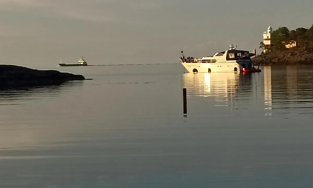 Djurö (N) Malbergshamn - SXK Vänerkretsen bouy: Fyren på norra delen av Malbergshamn. Pricken om babord vid insegling