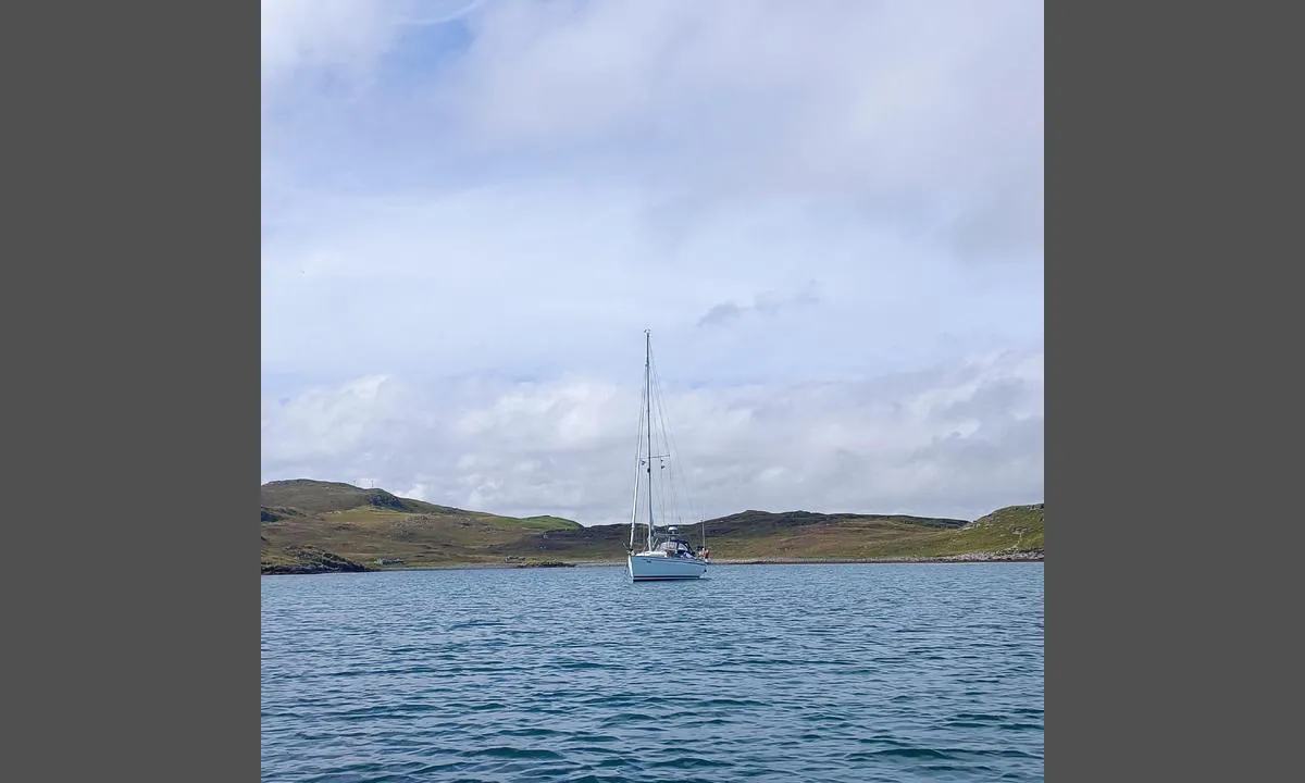 Dock Of Lingness: {"base": "no", "no": "God plass, sandbunn med godt hold for anker.  Velg hvilken v\u00e5g som gir deg best beskyttelse for vind og swell.", "se": "Gott om plats, sandbotten med bra ankarf\u00e4ste. V\u00e4lj vilken vik som ger dig b\u00e4st skydd f\u00f6r vind och svall.", "en": "Good space, sandy bottom with good holding for anchor. Choose the cove that gives you the best protection from wind and swell.", "da": "God plads, sandbund med godt greb for anker. V\u00e6lg hvilken bugt der giver dig den bedste beskyttelse mod vind og sv\u00e6lg.", "fr": "Bon espace, fond de sable avec une bonne tenue pour l'ancre. Choisissez la crique qui vous offre la meilleure protection contre le vent et la houle.", "de": "Guter Platz, Sandboden mit gutem Halt f\u00fcr den Anker. W\u00e4hlen Sie die Bucht, die Ihnen den besten Schutz vor Wind und Wellengang bietet.", "es": "Buen espacio, fondo de arena con buen agarre para el ancla. Elija la bah\u00eda que le brinde mejor protecci\u00f3n contra el viento y el oleaje.", "it": "Buon spazio, fondo sabbioso con buona tenuta per l'ancora. Scegli la baia che ti offre la migliore protezione dal vento e dal mare mosso.", "pt": "Bons espa\u00e7os, fundo de areia com boa reten\u00e7\u00e3o para \u00e2ncora. Escolha a enseada que lhe ofere\u00e7a a melhor prote\u00e7\u00e3o contra o vento e a ondula\u00e7\u00e3o.", "nl": "Veel ruimte, zandbodem met goede houvast voor het anker. Kies de baai die je de beste bescherming biedt tegen wind en deining.", "pl": "Dobre miejsce, piaszczyste dno z dobrym trzymaniem kotwicy. Wybierz zatok\u0119, kt\u00f3ra zapewnia najlepsz\u0105 ochron\u0119 przed wiatrem i falami.", "uk": "\u0414\u043e\u0431\u0440\u0435 \u043c\u0456\u0441\u0446\u0435, \u043f\u0456\u0449\u0430\u043d\u0435 \u0434\u043d\u043e \u0437 \u0433\u0430\u0440\u043d\u0438\u043c \u0442\u0440\u0438\u043c\u0430\u043d\u043d\u044f\u043c \u0434\u043b\u044f \u044f\u043a\u043e\u0440\u044f. \u0412\u0438\u0431\u0435\u0440\u0456\u0442\u044c \u0431\u0443\u0445\u0442\u0443, \u044f\u043a\u0430 \u043d\u0430\u0439\u043a\u0440\u0430\u0449\u0435 \u0437\u0430\u0431\u0435\u0437\u043f\u0435\u0447\u0443\u0454 \u0437\u0430\u0445\u0438\u0441\u0442 \u0432\u0456\u0434 \u0432\u0456\u0442\u0440\u0443 \u0456 \u0445\u0432\u0438\u043b\u044c.", "ro": "Loc suficient, fund de nisip cu aderenta buna pentru ancorare. Alege\u021bi golful care v\u0103 ofer\u0103 cea mai bun\u0103 protec\u021bie \u00eempotriva v\u00e2ntului \u0219i valurilor.", "tr": "Bol alan, iyi tutunan kum taban\u0131. R\u00fczgar ve swell'e kar\u015f\u0131 en iyi koruma sa\u011flayacak koyu se\u00e7in.", "el": "\u0386\u03c0\u03bb\u03b5\u03c4\u03bf\u03c2 \u03c7\u03ce\u03c1\u03bf\u03c2, \u03b1\u03bc\u03bc\u03ce\u03b4\u03b7\u03c2 \u03c0\u03c5\u03b8\u03bc\u03ad\u03bd\u03b1\u03c2 \u03bc\u03b5 \u03ba\u03b1\u03bb\u03cc \u03ba\u03c1\u03ac\u03c4\u03b7\u03bc\u03b1 \u03b3\u03b9\u03b1 \u03ac\u03b3\u03ba\u03c5\u03c1\u03b1. \u0395\u03c0\u03b9\u03bb\u03ad\u03be\u03c4\u03b5 \u03c0\u03bf\u03b9\u03bf \u03ba\u03cc\u03bb\u03c0\u03bf \u03c3\u03b1\u03c2 \u03c0\u03c1\u03bf\u03c3\u03c6\u03ad\u03c1\u03b5\u03b9 \u03c4\u03b7\u03bd \u03ba\u03b1\u03bb\u03cd\u03c4\u03b5\u03c1\u03b7 \u03c0\u03c1\u03bf\u03c3\u03c4\u03b1\u03c3\u03af\u03b1 \u03b1\u03c0\u03cc \u03c4\u03bf\u03bd \u03ac\u03bd\u03b5\u03bc\u03bf \u03ba\u03b1\u03b9 \u03c4\u03bf \u03ba\u03cd\u03bc\u03b1.", "cs": "Dostatek m\u00edsta, p\u00eds\u010dit\u00e9 dno s dobrou kotevn\u00ed dr\u017ebou. Vyberte si z\u00e1toku, kter\u00e1 v\u00e1m poskytne nejlep\u0161\u00ed ochranu p\u0159ed v\u011btrem a vlnami.", "hu": "J\u00f3 hely, homokos fen\u00e9kkel \u00e9s j\u00f3 horgonytart\u00e1ssal. V\u00e1lassza ki azt a tenger\u00f6bl\u00f6t, amelyik a legjobb v\u00e9delmet ny\u00fajtja a sz\u00e9l \u00e9s hull\u00e1mz\u00e1s ellen.", "fi": "Hyvin tilaa, hiekkapohja jolla hyv\u00e4 ankkurin pit\u00e4vyytt\u00e4. Valitse lahden kohta joka antaa sinulle parhaan suojan tuulta ja maininkia vastaan.", "bg": "\u0414\u043e\u0431\u0440\u043e \u043c\u044f\u0441\u0442\u043e, \u043f\u044f\u0441\u044a\u0447\u043d\u043e \u0434\u044a\u043d\u043e \u0441 \u0434\u043e\u0431\u044a\u0440 \u0437\u0430\u0445\u0432\u0430\u0442 \u0437\u0430 \u043a\u043e\u0442\u0432\u0430. \u0418\u0437\u0431\u0435\u0440\u0435\u0442\u0435 \u043a\u043e\u0439 \u0437\u0430\u043b\u0438\u0432 \u0432\u0438 \u0434\u0430\u0432\u0430 \u043d\u0430\u0439-\u0434\u043e\u0431\u0440\u0430 \u0437\u0430\u0449\u0438\u0442\u0430 \u043e\u0442 \u0432\u044f\u0442\u044a\u0440 \u0438 \u0432\u044a\u043b\u043d\u0438.", "sr": "Dobar prostor, peskovito dno sa dobrim dr\u017eanjem za sidro. Izaberi koji zaliv ti pru\u017ea najbolju za\u0161titu od vetra i talasa.", "et": "Palju ruumi, liivap\u00f5hi hea ankru pidamisega. Vali sissep\u00e4\u00e4s, mis pakub parimat kaitset tuule ja laine vastu.", "lv": "Laba vieta, smil\u0161u dibens ar labu enkura tur\u0113\u0161anu. Izv\u0113lies l\u012bci, kas nodro\u0161ina vislab\u0101ko aizsardz\u012bbu pret v\u0113ju un vi\u013c\u0146iem.", "lt": "Gera vieta, sm\u0117l\u0117tas dugnas su geru inkaravimo patvarumu. Pasirinkite \u012flank\u0105, kuri geriausiai apsaugos nuo v\u0117jo ir bangavimo."}