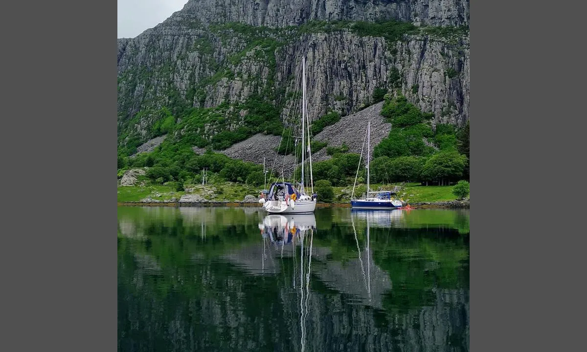 Domba på Hovden - Spongavågen: Fantastisk lagune for ankring.  Innerste vågen ligger godt beskyttet for vær.  Mulig man kan få fallvind ut av fjellet på nordlig retning (?).  6-8 metersdybde, gjørme/leire.  Opplevde store mengder sjøgress og stor tang fra midten og utover.  Bedre bunnforhold lenger inn.  Noen hytter i den ytterste Vågen, ei privat kai i den innerste ved ankringen.  Fint turterreng.