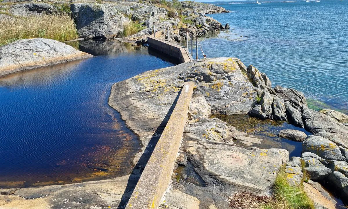 Donsö kanal: {"base": "no", "no": "En liten dam. Og stier i omr\u00e5det", "se": "En liten damm. Och stigar i omr\u00e5det", "en": "A small pond. And trails in the area", "da": "En lille dam. Og stier i omr\u00e5det"}