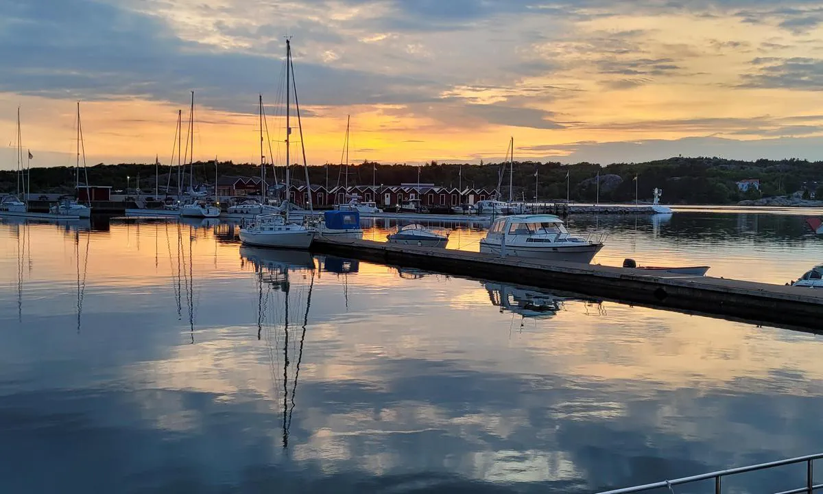 Donsö: {"base": "de", "no": "Utsikt over havneinnl\u00f8pet (bak til h\u00f8yre) og gjestebryggene.", "se": "Utsikt \u00f6ver hamninloppet (bakom till h\u00f6ger) och g\u00e4stbryggorna.", "en": "View of the harbour entrance (back right) and the guest piers.", "da": "Udsigt over havneindsejlingen (bagerst til h\u00f8jre) og g\u00e6stebroerne.", "fr": "Vue sur l'entr\u00e9e du port (\u00e0 l'arri\u00e8re \u00e0 droite) et les quais des visiteurs.", "de": "Blick auf die Hafeneinfahrt (hinten rechts) und die Gaststege.", "es": "Vista de la entrada del puerto (al fondo a la derecha) y los muelles de invitados.", "it": "Vista dell'ingresso del porto (in fondo a destra) e dei moli per gli ospiti.", "pt": "Vista da entrada do porto (atr\u00e1s \u00e0 direita) e dos cais para visitantes.", "nl": "Uitzicht op de haveningang (achteraan rechts) en de gasteigers.", "pl": "Widok na wej\u015bcie do portu (z ty\u0142u po prawej) i pomosty dla go\u015bci.", "uk": "\u0412\u0438\u0434 \u043d\u0430 \u0432\u0445\u0456\u0434 \u0434\u043e \u0433\u0430\u0432\u0430\u043d\u0456 (\u043f\u043e\u0437\u0430\u0434\u0443 \u043f\u0440\u0430\u0432\u043e\u0440\u0443\u0447) \u0456 \u0433\u043e\u0441\u0442\u044c\u043e\u0432\u0456 \u043f\u0440\u0438\u0447\u0430\u043b\u0438.", "ro": "Vedere spre intrarea \u00een port (\u00een spate dreapta) \u0219i pontoanele pentru oaspe\u021bi.", "tr": "Liman giri\u015fine (daha sa\u011fda) ve misafir iskelelerine bak\u0131\u015f.", "el": "\u0398\u03ad\u03b1 \u03c3\u03c4\u03b7\u03bd \u03b5\u03af\u03c3\u03bf\u03b4\u03bf \u03c4\u03bf\u03c5 \u03bb\u03b9\u03bc\u03b1\u03bd\u03b9\u03bf\u03cd (\u03c0\u03af\u03c3\u03c9 \u03b4\u03b5\u03be\u03b9\u03ac) \u03ba\u03b1\u03b9 \u03c3\u03c4\u03b9\u03c2 \u03c0\u03c1\u03bf\u03b2\u03bb\u03ae\u03c4\u03b5\u03c2 \u03b5\u03c0\u03b9\u03c3\u03ba\u03b5\u03c0\u03c4\u03ce\u03bd.", "cs": "Pohled na vjezd do p\u0159\u00edstavu (vzadu vpravo) a na hostuj\u00edc\u00ed mola.", "hu": "Kil\u00e1t\u00e1s a kik\u00f6t\u0151 bej\u00e1rat\u00e1ra (h\u00e1tul jobbra) \u00e9s a vend\u00e9gm\u00f3l\u00f3kra.", "fi": "N\u00e4kym\u00e4 sataman sis\u00e4\u00e4nk\u00e4yntiin (takana oikealla) ja vieraslaitureihin.", "bg": "\u0418\u0437\u0433\u043b\u0435\u0434 \u043a\u044a\u043c \u0432\u0445\u043e\u0434\u0430 \u043d\u0430 \u043f\u0440\u0438\u0441\u0442\u0430\u043d\u0438\u0449\u0435\u0442\u043e (\u043e\u0442\u0437\u0430\u0434 \u0432\u0434\u044f\u0441\u043d\u043e) \u0438 \u043a\u0435\u0439\u043e\u0432\u0435\u0442\u0435 \u0437\u0430 \u0433\u043e\u0441\u0442\u0438.", "sr": "Pogled na ulaz u luku (pozadi desno) i pristani\u0161ta za goste.", "et": "Vaade sadama sissep\u00e4\u00e4sule (taga paremal) ja k\u00fclaliskaidele.", "lv": "Skats uz ostas ieeju (aizmugur\u0113 pa labi) un viesu pontoniem.", "lt": "Vaizdas \u012f uosto \u012fplauk\u0105 (u\u017epakalinis de\u0161inysis) ir sve\u010di\u0173 prieplaukas."}