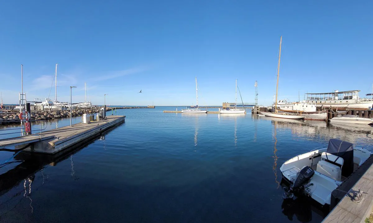 Dragør Havn: {"base": "en", "no": "Bensinstasjon. Kloakk.", "se": "Br\u00e4nslestation. Avlopp.", "en": "Fuelstation. Seawage.", "da": "Br\u00e6ndstofstation. Spildevand.", "fr": "Station de carburant. Eau de mer.", "de": "<p>Tankstelle. F\u00e4kalienentsorgung.</p>", "es": "Estaci\u00f3n de combustible. Aguas residuales.", "it": "Stazione di rifornimento. Fognature.", "pt": "Esta\u00e7\u00e3o de Combust\u00edvel. Esgoto.", "nl": "Brandstofstation. Riool.", "pl": "Stacja paliw. \u015acieki.", "uk": "\u0417\u0430\u043f\u0440\u0430\u0432\u043d\u0430 \u0441\u0442\u0430\u043d\u0446\u0456\u044f. \u0421\u0442\u0456\u0447\u043d\u0456 \u0432\u043e\u0434\u0438.", "ro": "Sta\u021bie de combustibil. Apele reziduale.", "tr": "Yak\u0131t istasyonu. Pis su ba\u011flant\u0131s\u0131.", "el": "\u03a3\u03c4\u03b1\u03b8\u03bc\u03cc\u03c2 \u03ba\u03b1\u03c5\u03c3\u03af\u03bc\u03c9\u03bd. \u0391\u03c0\u03cc\u03b2\u03bb\u03b7\u03c4\u03b1.", "cs": "\u010cerpac\u00ed stanice. Kanalizace.", "hu": "T\u00f6lt\u0151\u00e1llom\u00e1s. Szennyv\u00edz.", "fi": "Polttoaineasema. J\u00e4tevesi.", "bg": "\u0411\u0435\u043d\u0437\u0438\u043d\u043e\u0441\u0442\u0430\u043d\u0446\u0438\u044f. \u041e\u0442\u043f\u0430\u0434\u043d\u0438 \u0432\u043e\u0434\u0438.", "sr": "Pumpna stanica. Kanalizacija.", "et": "Tankla. Reovesi.", "lv": "Degvielas stacija. Notek\u016bde\u0146i.", "lt": "Kuro stotel\u0117. Nuotekos."}