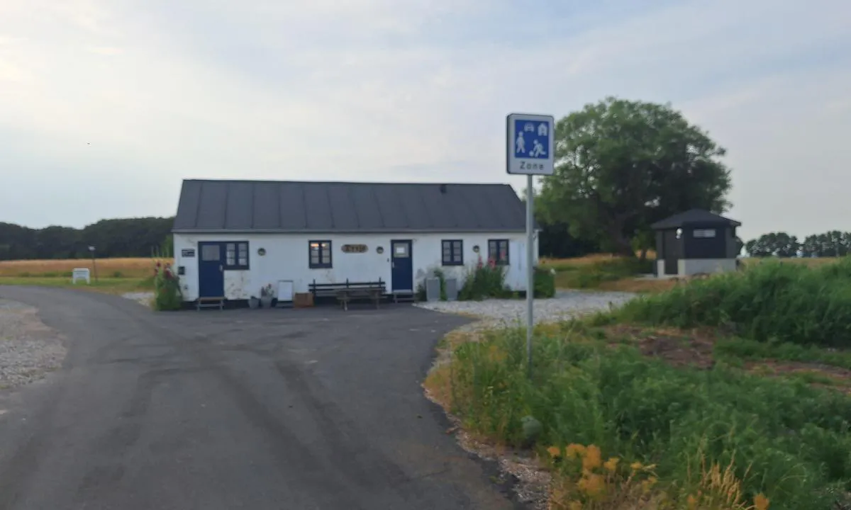 Drejø Havn: {"base": "en", "no": "Toalettbygningen", "se": "Toalettbyggnaden", "en": "The toiletbuilding", "da": "Toiletbygningen", "fr": "Le b\u00e2timent des toilettes", "de": "Das Toilettengeb\u00e4ude", "es": "El edificio de los aseos", "it": "L'edificio dei servizi igienici", "pt": "O edif\u00edcio sanit\u00e1rio", "nl": "Het toiletgebouw", "pl": "Budynek toaletowy", "uk": "\u0411\u0443\u0434\u0456\u0432\u043b\u044f \u0442\u0443\u0430\u043b\u0435\u0442\u0443", "ro": "Cl\u0103direa toaletelor", "tr": "Tuvalet binas\u0131", "el": "\u03a4\u03bf \u03ba\u03c4\u03af\u03c1\u03b9\u03bf \u03c4\u03bf\u03c5\u03b1\u03bb\u03ad\u03c4\u03b1\u03c2", "cs": "Budova toalet", "hu": "A v\u00e9c\u00e9\u00e9p\u00fclet", "fi": "WC-rakennus", "bg": "\u0422\u043e\u0430\u043b\u0435\u0442\u043d\u0430\u0442\u0430 \u0441\u0433\u0440\u0430\u0434\u0430", "sr": "Zgrada toaleta", "et": "Tualetihoone", "lv": "Tualetes \u0113ka", "lt": "Tualeto pastatas"}